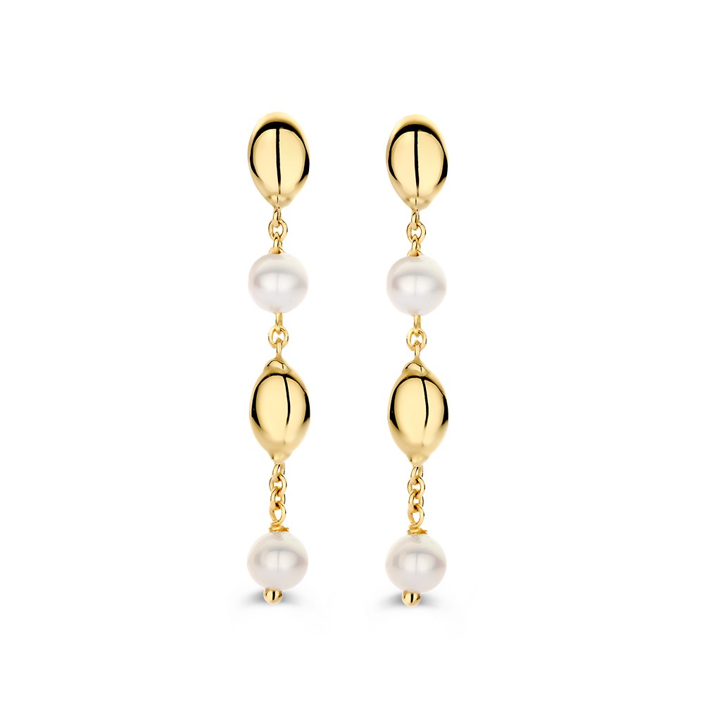 Speelse geelgouden oorbellen met parels en gouden elementen.

