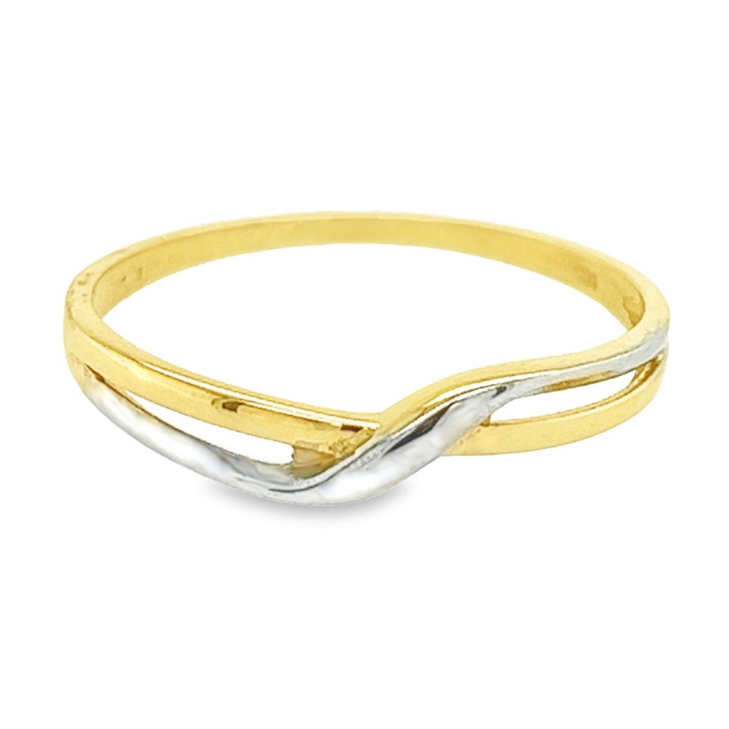 Deze 14 karaats bicolore ring, is een elegant sieraad met een unieke combinatie van twee kleuren goud. De ring heeft maat 52 en valt binnen de categorie juwelen als een verfijnde ring. Draag deze ring als een statement stuk op je rechterringvinger of combineer het subtiel met andere ringen voor een gelaagde look.