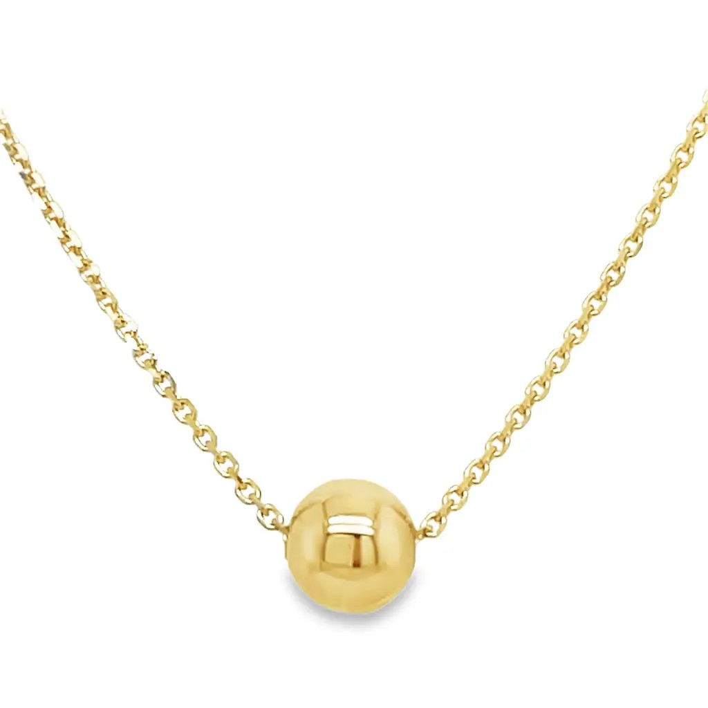 Dit 14 karaats geelgouden collier met bolletjeshanger is een verfijnd sieraad dat perfect past bij elke gelegenheid. De lengte is verstelbaar tussen 42-45 cm, waardoor het stijlvol op de hals valt. Draag het bij een elegante outfit om een subtiele en klassieke uitstraling te cre&euml;ren. Perfect als cadeau of om jezelf te verwennen!