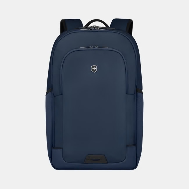  Altmont Modern Deluxe Backpack &ndash; 653553 | Duurzame Laptop Rugzak 27L (Blauw)
Beveilig je reisbenodigdheden in stijl met de Victorinox Altmont Modern Deluxe Backpack (653553). Deze hoogwaardige en uiterst betrouwbare rugzak is ontworpen voor dagelijks woon-werkverkeer, zakelijke afspraken en korte trips na het werk.
Gemaakt van gerecycled polyester (rPET) met een antimicrobi&euml;le voering en een gelamineerde bodem, is deze waterbestendige rugzak bestand tegen intensief gebruik. Reflecterende details zorgen bovendien voor extra zichtbaarheid bij weinig licht.
✔ Slimme organisatie & optimale bescherming
De Altmont Modern Deluxe Backpack 27L biedt een doordachte indeling met:
Uitneembare laptop sleeve tot 15,6 inch (40 cm)
Drie interne compartimenten
Sound pocket
Business organizer
Sleutelhanger (key fob)
Ritsvak met leren ritstrekker
Gevoerd, krasbestendig vak
Trolleyband voor bevestiging aan een koffer
Verstelbare borstband voor optimale gewichtsverdeling
Alles wat je nodig hebt, veilig opgeborgen en snel toegankelijk.

 Specificaties
Productnaam: Altmont Modern Deluxe Backpack
Artikelnummer: 653553
Kleur: Blauw
Materiaal: Gerecycled polyester (rPET)
Afmetingen: 44 x 22 x 32 cm (H x L x B)
Inhoud: 27 liter
Gewicht: 1,2 kg
Geschikt voor laptop: Tot 15,6 inch / 40 cm


 Duurzaam & Functioneel
Gemaakt van duurzaam gerecycled materiaal (rPET)
Antimicrobi&euml;le voering voor extra hygi&euml;ne
Waterbestendig en slijtvaste basis
Reflecterende details voor veiligheid
Ideaal als laptop rugzak voor werk, zakelijke rugzak of reisrugzak met trolleyband

 Garantie
Deze rugzak wordt geleverd met de Victorinox 1+10 jaar garantie: 1 jaar volledige garantie plus 10 jaar aanvullende garantie op fabricagefouten. Zo kies je voor langdurige kwaliteit en zekerheid.
Op zoek naar een duurzame, waterbestendige laptop rugzak 15,6 inch met 27 liter inhoud? De Altmont Modern Deluxe Backpack combineert stijl, veiligheid en slimme organisatie voor elke dag.