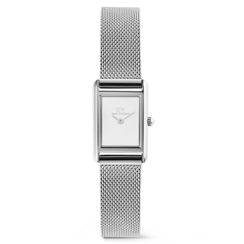 De Daniel Wellington Horloge BOUND MINI 17X26 STERLING WHITE S (modelnummer DW00100927) heeft een elegante rechthoekige zilverkleurige kast van 26 mm, een witte wijzerplaat, en een roestvrijstalen Milanese mesh band van 13 mm. Met quartz uurwerk en analoge aanduiding. Waterdichtheid van 3 ATM. Ideaal om casual of chic te dragen. Nikkelvrij en geen datumfunctie.