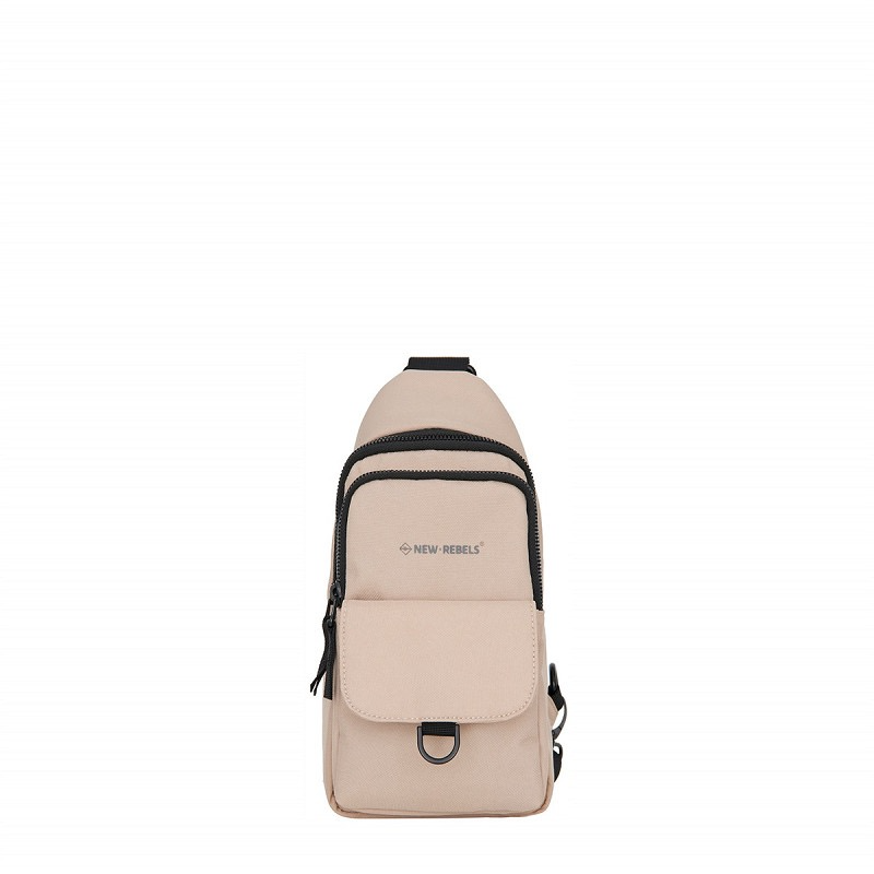 De Walden &ndash; Meriden Crossbody Bag Medium van New Rebels is een moderne en praktische crossbody tas met een sportieve uitstraling. Uitgevoerd in Beige (kleurcode 06) is deze tas een tijdloze must-have die moeiteloos te combineren is met iedere outfit.
Compact, maar verrassend ruim
Met een formaat van 14 x 7 x 28 cm biedt deze medium crossbody bag voldoende ruimte voor je dagelijkse essentials zoals je telefoon, portemonnee, sleutels en andere kleine accessoires. Het slanke model zorgt voor een comfortabele pasvorm en maakt de tas ideaal voor dagelijks gebruik, reizen of een dagje uit.

Lichtgewicht & duurzaam
De tas is gemaakt van 100% nylon, een sterk en lichtgewicht materiaal dat prettig draagt en bestand is tegen intensief gebruik. Nylon staat bekend om zijn duurzaamheid en onderhoudsvriendelijke eigenschappen.
Comfortabel draagbaar
Dankzij de verstelbare schouderband draag je de tas eenvoudig op de gewenste lengte, zowel crossbody als over &eacute;&eacute;n schouder.

Productdetails:
Productnaam: Walden &ndash; Meriden Crossbody Bag Medium
Merk: New Rebels
Kleur: Beige
Kleurcode: 00
Afmeting: 14 x 7 x 28 cm
Materiaal: 100% Nylon
Land van herkomst: CN
Met de Walden &ndash; Meriden Crossbody Bag Medium kies je voor een stijlvolle, lichte en functionele tas van New Rebels die perfect aansluit bij een actieve lifestyle.
