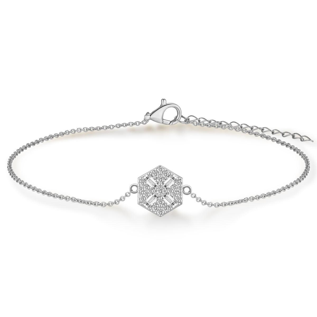 De GISSER ARMBAND ZILVER B1027-17+3 is een stijlvolle zilveren armband in de categorie "JEWEL". Deze armband is elegant en veelzijdig, perfect voor zowel dagelijks gebruik als speciale gelegenheden. Draag het solo voor een subtiele look of combineer met andere armbanden voor een trendy gelaagde stijl. Een must-have accessoire voor elke sieradencollectie.