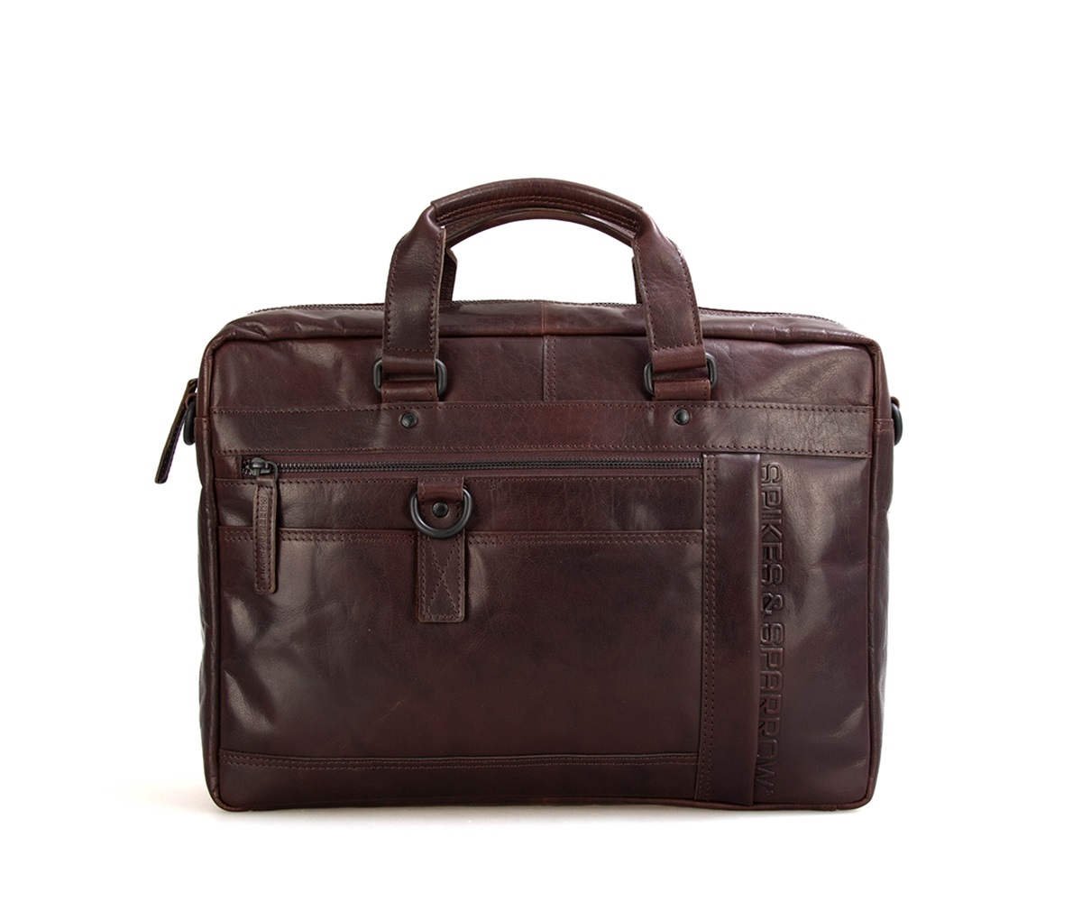 Kansas Stoere Leren Werktas &ndash; Bronco Leder &ndash; 40 x 10 x 29 cm
De Kansas is een mooie, stoere werktas uitgevoerd in sterk en duurzaam bronco leder. Deze leren werktas combineert functionaliteit met een robuuste uitstraling en is ideaal voor werk, zakelijke afspraken of dagelijks gebruik.
Praktisch en Slim Ontworpen
Aan de achterzijde van de tas bevindt zich een handig ritsvak met een ge&iuml;ntegreerde trolleyband. Hiermee schuif je de tas eenvoudig over de trekstang van een koffer &ndash; perfect voor zakenreizen of woon-werkverkeer.
De Kansas beschikt over twee ruime hoofdvakken waarin je moeiteloos documenten, een laptop of tablet kunt meenemen. Daarnaast zorgen diverse kleinere vakken ervoor dat je telefoon, pennen, sleutels en andere benodigdheden overzichtelijk en georganiseerd opgeborgen blijven.
Sterk Bronco Leder
De tas is vervaardigd van hoogwaardig bronco leder. Dit leer staat bekend om zijn stevige kwaliteit en stoere uitstraling. Naarmate je de tas gebruikt, ontwikkelt het leer een mooi, karaktervol patina, waardoor iedere tas uniek wordt.
Afmetingen
Hoogte: 29 cm
Breedte: 40 cm
Diepte: 10 cm
Waarom kiezen voor de Kansas werktas?
✔ Gemaakt van sterk en duurzaam bronco leder
✔ Twee ruime hoofdvakken
✔ Meerdere opbergvakken voor optimale organisatie
✔ Handige trolleyband aan de achterzijde
✔ Ideaal als leren werktas of laptoptas
Ben je op zoek naar een stijlvolle &eacute;n praktische leren werktas? Dan is de Kansas de perfecte combinatie van stoer design en slimme functionaliteit.
