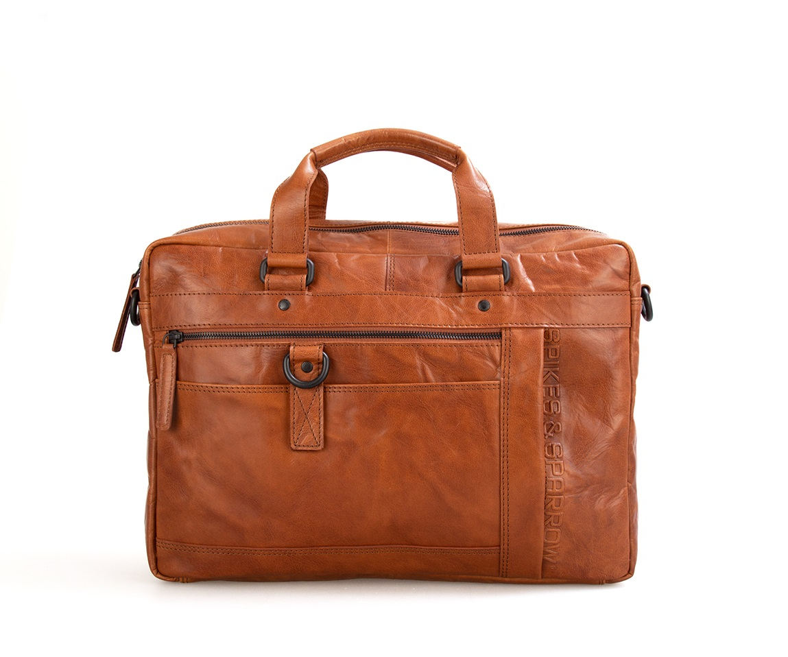 Kansas Stoere Leren Werktas &ndash; Bronco Leder &ndash; 40 x 10 x 29 cm
De Kansas is een mooie, stoere werktas uitgevoerd in sterk en duurzaam bronco leder. Deze leren werktas combineert functionaliteit met een robuuste uitstraling en is ideaal voor werk, zakelijke afspraken of dagelijks gebruik.
Praktisch en Slim Ontworpen
Aan de achterzijde van de tas bevindt zich een handig ritsvak met een ge&iuml;ntegreerde trolleyband. Hiermee schuif je de tas eenvoudig over de trekstang van een koffer &ndash; perfect voor zakenreizen of woon-werkverkeer.
De Kansas beschikt over twee ruime hoofdvakken waarin je moeiteloos documenten, een laptop of tablet kunt meenemen. Daarnaast zorgen diverse kleinere vakken ervoor dat je telefoon, pennen, sleutels en andere benodigdheden overzichtelijk en georganiseerd opgeborgen blijven.
Sterk Bronco Leder
De tas is vervaardigd van hoogwaardig bronco leder. Dit leer staat bekend om zijn stevige kwaliteit en stoere uitstraling. Naarmate je de tas gebruikt, ontwikkelt het leer een mooi, karaktervol patina, waardoor iedere tas uniek wordt.
Afmetingen
Hoogte: 29 cm
Breedte: 40 cm
Diepte: 10 cm
Waarom kiezen voor de Kansas werktas?
✔ Gemaakt van sterk en duurzaam bronco leder
✔ Twee ruime hoofdvakken
✔ Meerdere opbergvakken voor optimale organisatie
✔ Handige trolleyband aan de achterzijde
✔ Ideaal als leren werktas of laptoptas
Ben je op zoek naar een stijlvolle &eacute;n praktische leren werktas? Dan is de Kansas de perfecte combinatie van stoer design en slimme functionaliteit.