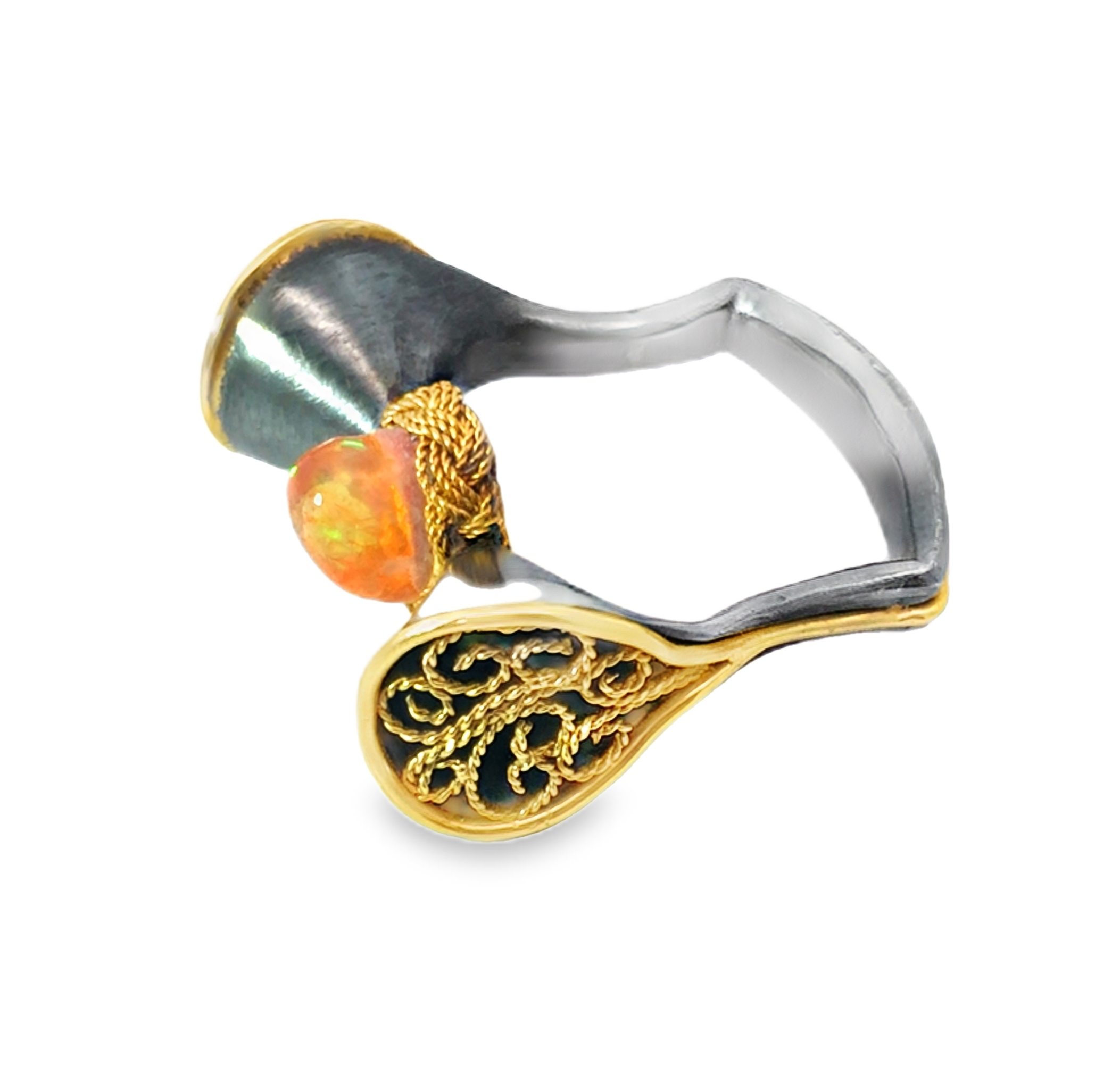 Der Smartcurvring Au/Ag Feueropal besticht durch 18-kar&auml;tiges Gold, ein Gewicht von 5 Gramm und einen atemberaubenden 3,54 ct Feueropal. Ideal f&uuml;r feierliche Anl&auml;sse oder als stilvolles Accessoire im Alltag. Tragen Sie ihn solo oder in Kombination mit anderen Ringen f&uuml;r einen eleganten Look. Perfekt passend in Gr&ouml;&szlig;e 56.