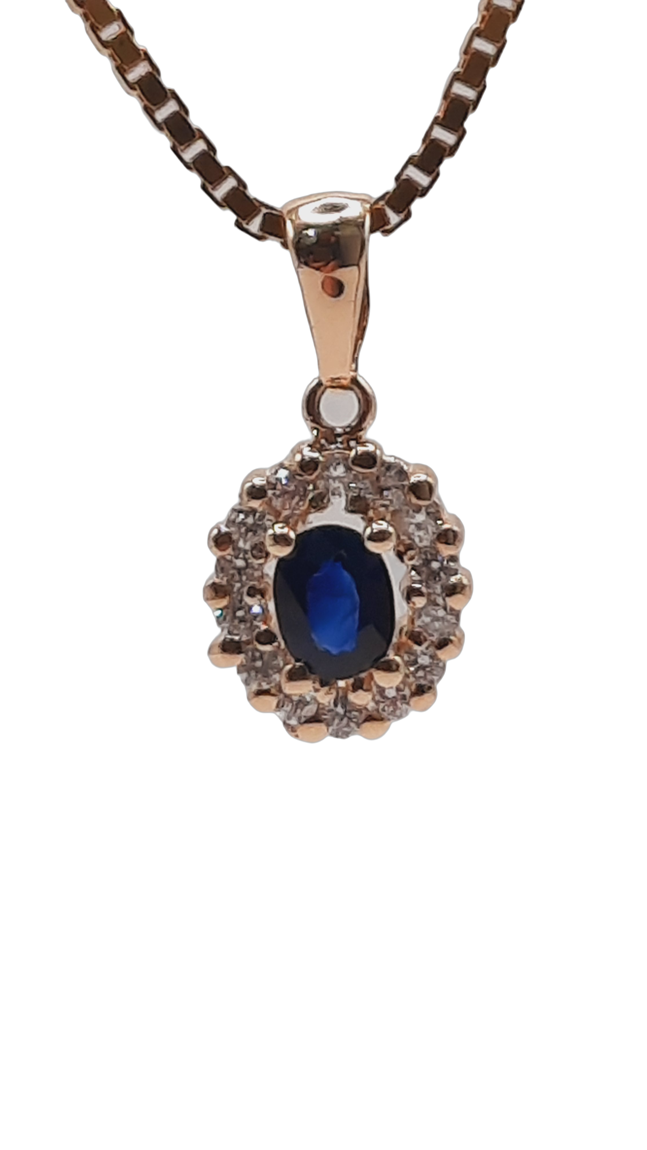 De Diamant-Saffier hanger met modelnummer 0002265 is een verfijnd sieraad dat luxe uitstraalt. Gemaakt van 14 karaat goud, heeft het een briljant geslepen diamant van 0,45 karaat (SI1, H kleur) en een prachtige saffier. Perfect om te dragen bij formele gelegenheden of als statement stuk bij feestelijke outfits. Voeg elegantie toe aan elke look.