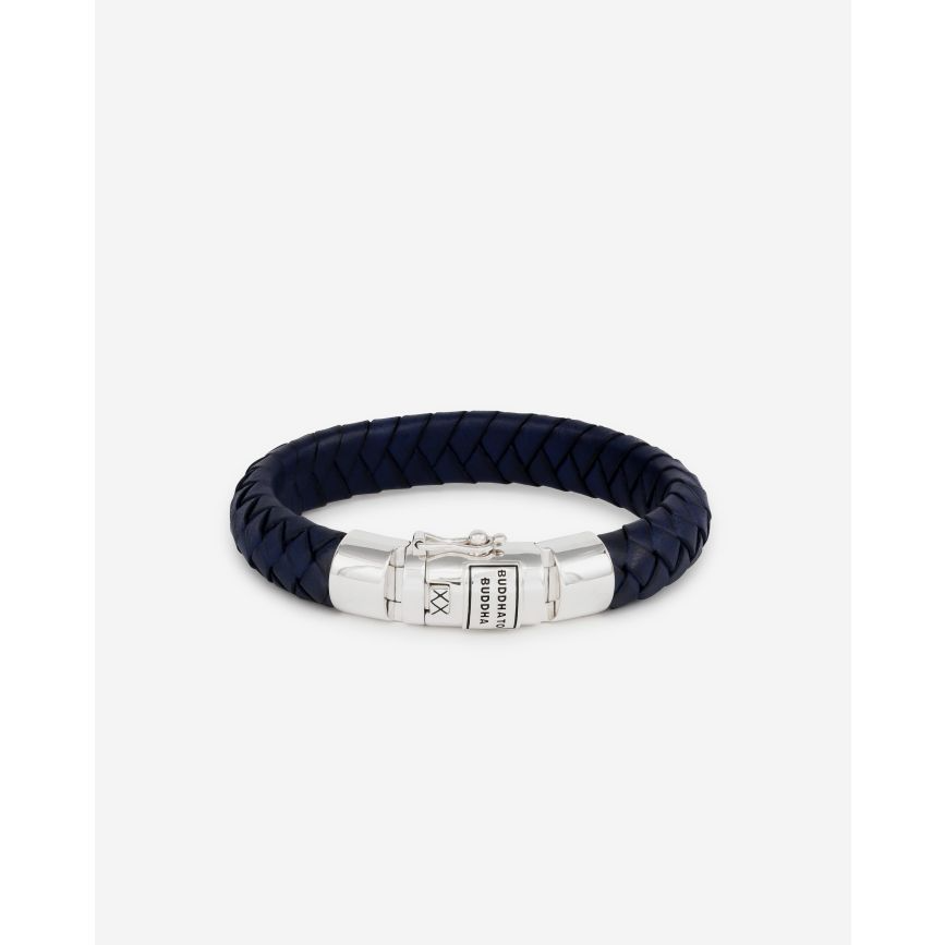 De Ben Leren armband in stijlvol navy is een krachtige interpretatie van de iconische Ben-schakel. Vervaardigd uit premium leer en afgewerkt met de kenmerkende sterling zilveren sluiting, belichaamt deze armband de essentie van Buddha to Buddha: kracht, moed en vakmanschap. Ontworpen in Amsterdam en met toewijding handgemaakt in Zuidoost-Azi&euml;, vormt deze armband een naadloze aanvulling op je zilveren Buddha to Buddha collectie. Deze lederen Ben armband is groter dan de Ben Small leer. 