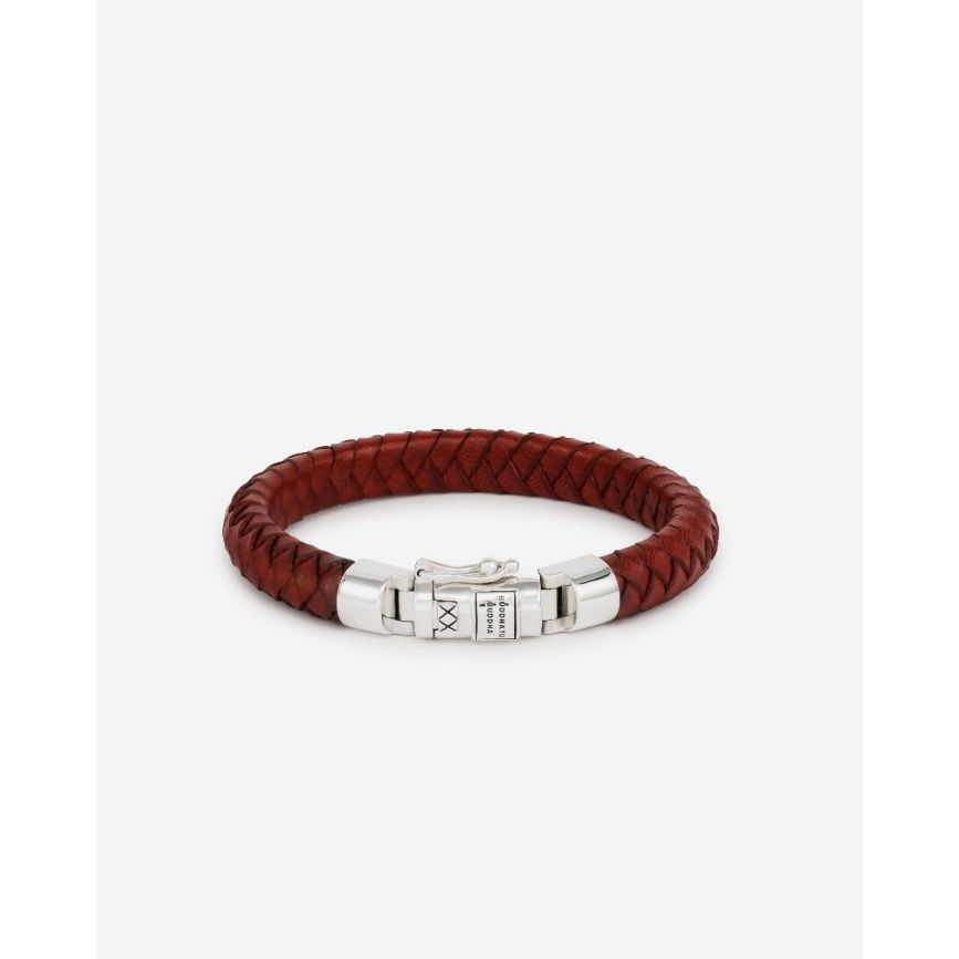 De Ben schakel is een tijdloze klassieker en een onmisbaar item in onze collectie. Deze leren variant van een van onze meest geliefde armbanden is ontworpen in Amsterdam en met zorg met de hand gemaakt in Zuidoost-Azi&euml;. Dit sieraad kan moeiteloos worden gecombineerd met alle andere sieraden van Buddha to Buddha. Deze rode armband is gemaakt van hoogwaardig leer en voorzien van een tijdloze sterling gerecycled zilveren sluiting.