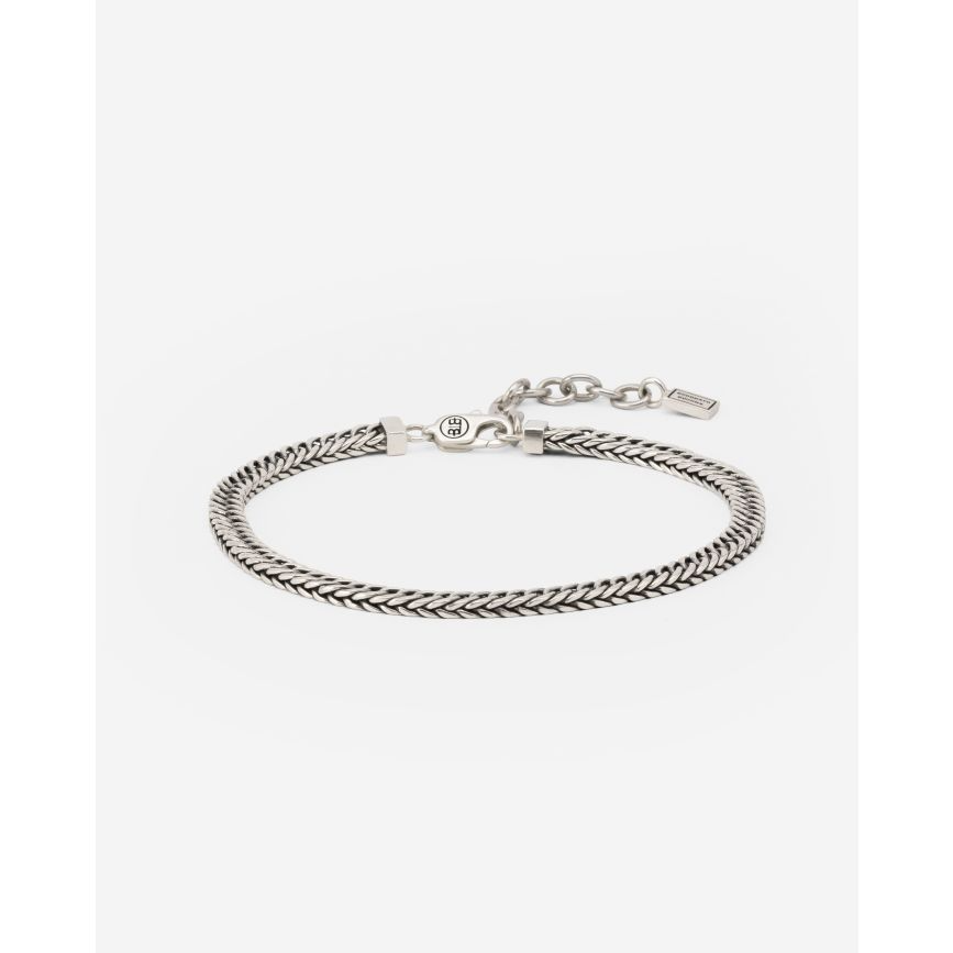 Ervaar de kracht van het Esther Mini enkelbandje. Handgemaakt met puur vakmanschap, is elke schakel in elkaar gewoven, met onze iconische Esther weeftechniek, om een sterke look te cre&euml;ren. De donkere elementen in het 925 zilver, geven de Esther-collectie haar signature touch. Dit enkelbandje is verkrijgbaar in drie verstelbare maten, waardoor een comfortabele en perfecte pasvorm wordt gegarandeerd. Dankzij de verstelbare lengtes kun je het item als armband of enkelbandje dragen. Verstelbare lengte: S: 18-22 cm M: 21-25 cm L: 24-29 cm