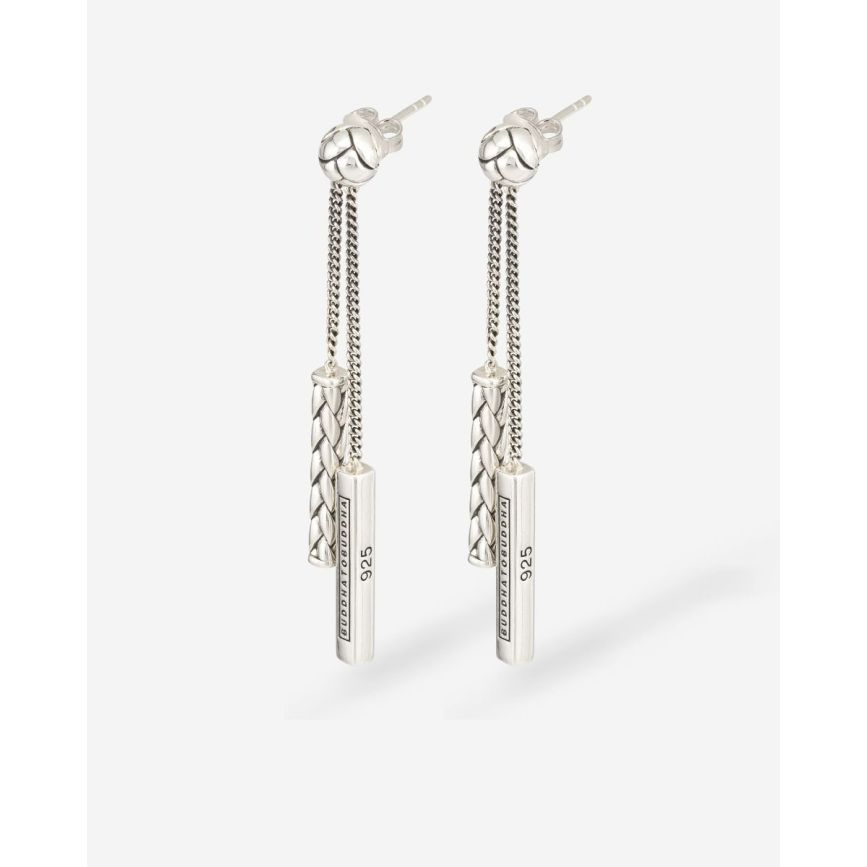 Deze oorbel is gebaseerd op de George schakel en maakt deel uit van de Earparty collectie! De George collectie bestaat uit sieraden met een kenmerkende gevlochten textuur en prachtige details, gemaakt van gerecycled zilver. Onze vakkundige zilversmeden gebruiken een traditionele Aziatische vlechttechniek om de zilveren schakels met de hand aan elkaar te weven. De oorbellen zijn goed te combineren met andere oorbellen uit de Earparty collectie. De combinatiemogelijkheden zijn eindeloos! Ontworpen in Amsterdam en geproduceerd in Zuidoost-Azi&euml;. Je koopt onze sieraden niet, maar je geeft ze cadeau. 