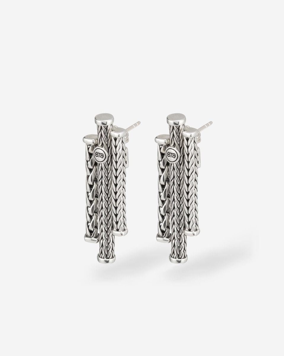 De Triple Mini Oorbel brengt de Earparty trend naar een heel nieuw level met dit grotere en opvallende design. Dit sieraad is ge&iuml;nspireerd op onze bestaande collecties, met een combinatie van Barbara, Ellen en George vlechtwerk. Perfect om te mixen en matchen met de fijnere Earparty oorbellen en ook ideaal te combineren met onze Triple Mini ring en armband. Bestel deze iconische oorbel als set of match de Single oorbel met andere items uit onze Earparty collectie, om je persoonlijke mix te cre&euml;ren en je eigen unieke creatie te maken. De mogelijkheden om onze single pieces te combineren zijn eindeloos! Ontworpen in Amsterdam en geproduceerd in Zuidoost-Azi&euml;. 