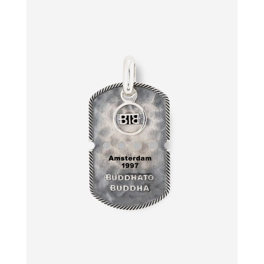 De Army Tag Hanger is een symbool van kracht en moed. Deze stoere, vervaardigd uit gerecycled zilver, draagt ons kenmerkende Buddha to Buddha logo met trots. Het ontwerp, ge&iuml;nspireerd op de klassieke legerpenningen, is een eerbetoon aan moed, avontuur en authenticiteit. Ontworpen in Amsterdam en met zorg handgemaakt in Zuidoost-Azi&euml;, is deze hanger meer dan alleen een sieraad; het is een statement van identiteit en zelfexpressie. 