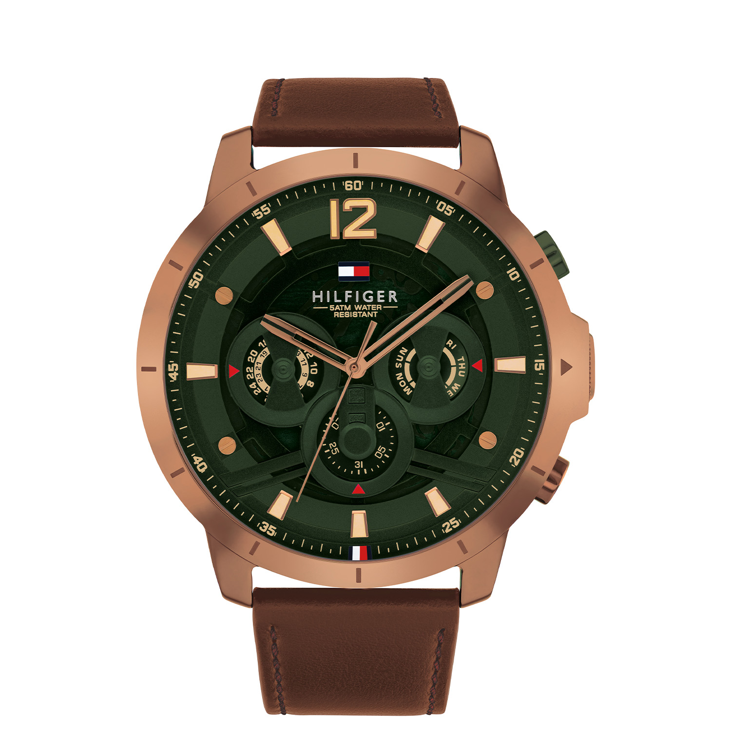 Tommy Hilfiger TH1792207 Horloge Heren Staal 50mm
Dit specifieke horloge van Tommy Hilfiger uit de Luca serie met artikelnr: TH1792207 is een keurig herenhorloge die niet in je collectie mag ontbreken. Het stalen herenhorloge heeft een ronde bronskleurige kast met een aparte bewerkte groene wijzerplaat met een dag, datum en 24-uursaanduiding. Aan de kast zit een bruine lerenband met een gespsluiting. Het horloge heeft een mineraalglas, een doorsnee van 50mm en is 5ATM.  

Het merk:
Sinds de lancering van het merk in 1985 is Tommy Hilfiger wereldwijd bekend geworden als pionier van de klassieke Amerikaanse coole stijl. Ge&iuml;nspireerd door de iconische popcultuur en het Amerikaanse erfgoed. De dames en herencollectie van dit seizoen bestaan uit minimalistische silhouetten en rustieke lederen details. De herenhorlogecollectie biedt iconische uurwerken met roestvrijstalen, lederen en siliconen banden.

Specificaties:
- Mineraalglas
- Ronde kast 50mm
- Stalen bronskleurige kast
- Groen wijzerplaat
- Bruine lerenband 
- 5ATM