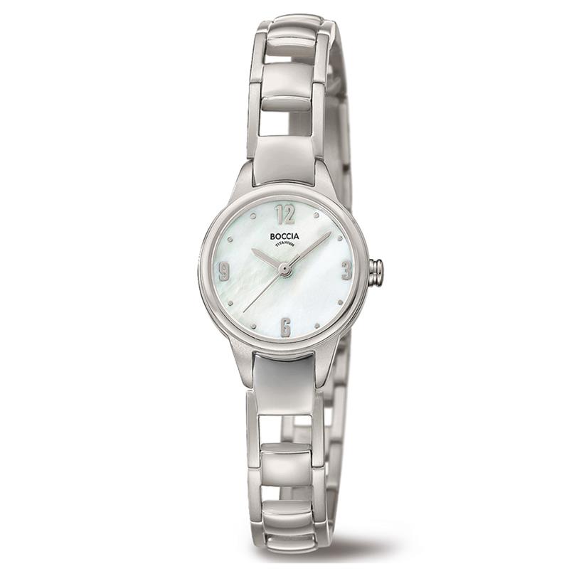 Boccia Titanium 3277-01
Dit dameshorloge van Boccia Titanium heeft een nette uitstraling. De zilverkleurige titanium horlogekast zorgt voor een stijlvolle look en de witte wijzerplaat maakt het horloge chique. Het horloge heeft een ronde kast met een diameter van 22mm, een mineraalglas en is 3ATM. Combineer dit prachtige exemplaar met de andere sieraden van Boccia Titanium voor een complete look. Aan de titanium kast zit een titanium schakelband.

HET MERK
Boccia Titanium is het titanium merk van Nederland, dat zijn oorsprong in Duitsland vindt en is opgericht in het jaar 1992. Ontwikkeld door internationale ontwerpers. Alle titanium componenten van de BOCCIA TITANIUM collectie zijn gemaakt van 99,7% puur titanium; het bijzondere materiaal. Het is licht in gewicht, neemt de temperatuur van de huid aan en is zeer huidvriendelijk. Bovendien is het corrosie- en temperatuurbestendig.

SPECIFICATIES
- Mineraal glas
- Ronde titanium horlogekast, &Oslash; 22mm
- Titanium schakelband
- Witte wijzerplaat
- 3ATM (Regen- & spatwaterdicht)