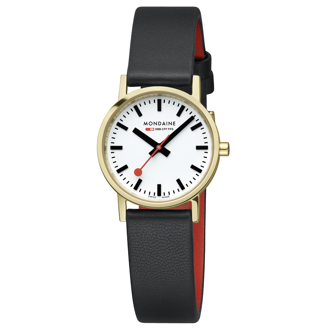 Mondaine M658.30323.10SBB Classic Goudkleurig Vegan leer 30mm
Dit design horloge uit de Mondaine Classic serie heeft een gepolijst goudkleurige horlogekastje van 30mm met een witte wijzerplaat met een duidelijke zwarte uursaanduiding. Aan het ronde horlogekastje zit een zwarte vegan lederen horlogeband met een goldplated gespsluiting. Het horloge heeft vlak krasvast saffierglas en is 5ATM. Het Swiss Railway horloge heeft een zwitsers precisie quarts uurwerk. Opvallend is de rode secondewijzer. Maak een statement met dit verfijnde en klassieke uurwerk!

HET MERK
The Official Swiss Railway Watch. Gebaseerd op de offici&euml;le stationsklok van de Zwitserse spoorwegen, is 30 jaar geleden de horlogelijn onder het merk Mondaine opgezet. Zwitserse kwaliteitsuurwerken, net zo punctueel als de Zwitserse treinen. Een echte design klassieker met een unieke wijzerplaat, en de wereldberoemde rode secondewijzer met bolletje. Herkenbaar uit duizenden. De Stop2Go is het paradepaardje van Mondaine. De Zwitserse spoorwegen (SBB) staan bekend om hun punctualiteit en dit is te danken aan het principe van het uurwerk: door 58 seconden iets te snel te lopen en 2 seconden stil te staan op de 12, kan iedere Zwitserse trein exact op het hele uur vertrekken. Terwijl de secondewijzer stilstaat, springt de minutenwijzer een streepje verder. De dubbele aandrijving die dit principe mogelijk maakt, vergt meer energie dan andere uurwerken. Daarom is de Stop2Go, die net zo werkt als de stationsklok, uitgerust met een extra sterke batterij die twee jaar mee gaat.

SPECIFICATIES  
- Classic serie
- Vlak ontspiegeld krasvast saffierglas
- Strakke ronde kastvorm, &Oslash; 30mm
- RVS horlogekast goldplated
- Witte wijzerplaat van de originele stationsklok
- Zwarte vegan leren band
- 5ATM