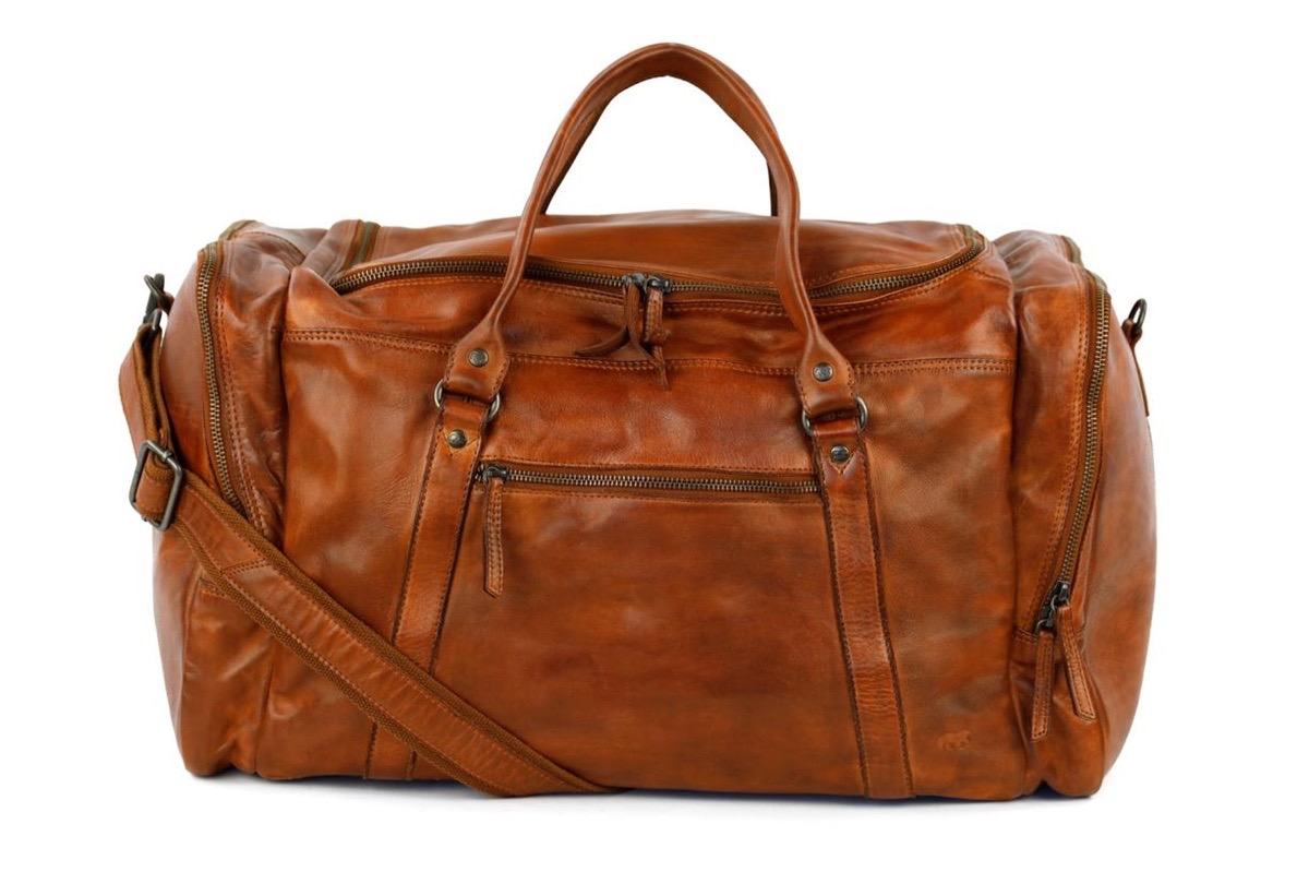 CL 32879 COGNAC &ndash; Cow Lavato Leren Tas

Afmetingen:
Hoogte: 28 cm
Breedte: 50 cm
Diepte: 28 cm

Kleur: Cognac
Materiaal: Cow Lavato leer (gewassen rundleer met soepele, stoere uitstraling)

Specificaties:
Afneembare en verstelbare schouderriem
1 ruim hoofdvak
2 zijvakken
Ritsvak aan de voorkant
Een stijlvolle en praktische tas van soepel Cow Lavato leer. Dankzij het ruime formaat en de slimme vakindeling is deze tas perfect voor dagelijks gebruik, werk of een weekendje weg.