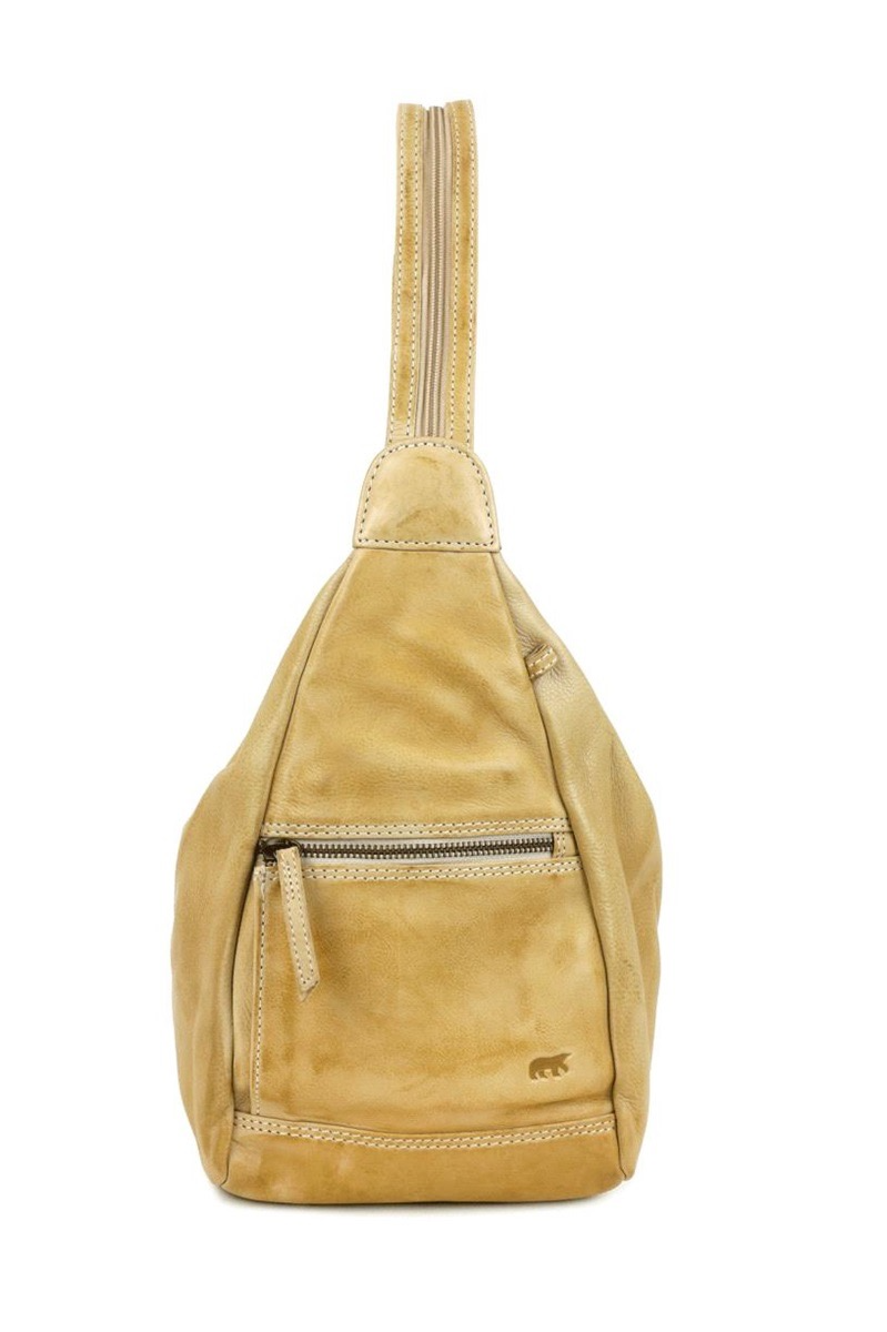 


Hannie Rugtas / Schoudertas &ndash; Cow Lavato Leren Dames Tas Baltic Beige

Productomschrijving
De Hannie is een compacte en veelzijdige dames tas van hoogwaardig Cow Lavato leer. Dit soepele, gewassen rundleer geeft de tas een stoere en luxe uitstraling. Dankzij het slimme ontwerp draag je Hannie zowel als rugtas &eacute;n als schoudertas &ndash; ideaal voor wie stijl en functionaliteit wil combineren.
Met meerdere ritsvakken en een praktische indeling is deze leren tas perfect voor dagelijks gebruik, een dagje uit of op reis.
Afmetingen
Hoogte: 34 cm
Breedte: 19 cm
Diepte: 14 cm
Compact formaat met verrassend veel opbergruimte.
Indeling & Details
Hoofdvak met ritssluiting
Binnenin een ritsvakje
Apart telefoonvakje
Ritsvak aan de voorzijde
Ritsvak aan de achterzijde
Te dragen als rugtas en als schoudertas
Waarom kiezen voor de Hannie?
✔ Gemaakt van duurzaam Cow Lavato leer
✔ Multifunctioneel: rugzak en schoudertas in &eacute;&eacute;n
✔ Ideaal formaat voor dagelijks gebruik
✔ Tijdloze Baltic Beige kleur die overal bij past

