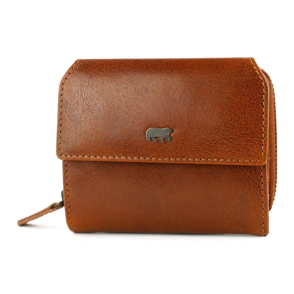 Perfect voor alledaags gebruik dankzij het compacte formaat en de praktische indeling. Ideaal wanneer je niet te veel wilt meenemen, maar toch alles overzichtelijk bij de hand wilt hebben. Deze unisex portemonnee is uitgevoerd in hoogwaardig runderleer in een warme cognackleur en afgewerkt met het herkenbare Bearlogo voor een stoere, tijdloze uitstraling.
Dankzij het slimme ontwerp is de portemonnee aan beide kanten te gebruiken. Bovendien biedt de ge&iuml;ntegreerde RFID-bescherming extra veiligheid tegen het ongewenst uitlezen van pasjes.
Productspecificaties
Afmetingen: 9 x 11 x 2,5 cm (h x b x d)
Materiaal: Echt runderleer (cognac)
RFID-bescherming: Ja
Uitvoering: Unisex
Gebruik: Aan beide kanten te gebruiken
Voorvak met drukknoop:
12 pasjesvakken
1 doorzichtig vak voor ID-bewijs
1 briefgeldvak
Achtervak met rits:
2 muntgeldvakken
Een compacte, complete en stijlvolle portemonnee voor dagelijks gemak.
