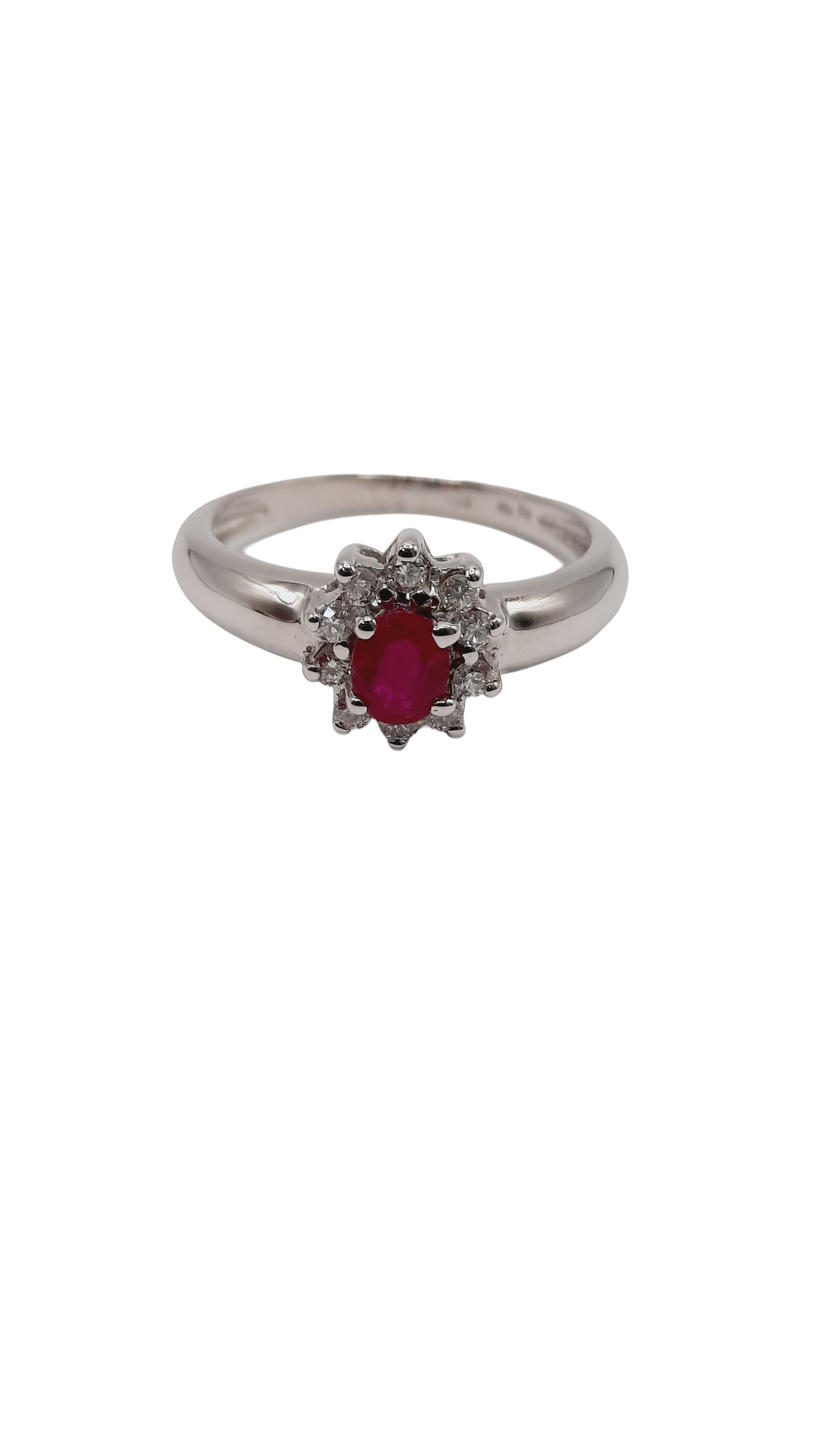 De diamant - robijn14kt ring, modelnummer 0002259, is een schitterend sieraad met 14kt witgoud en 10 briljant geslepen H-kleurige SI1 diamanten van in totaal 0,18 karaat. Draag deze verfijnde en elegante ring bij formele gelegenheden of om een luxe accent toe te voegen aan je dagelijkse outfit. Perfect voor elke sieradenliefhebber!