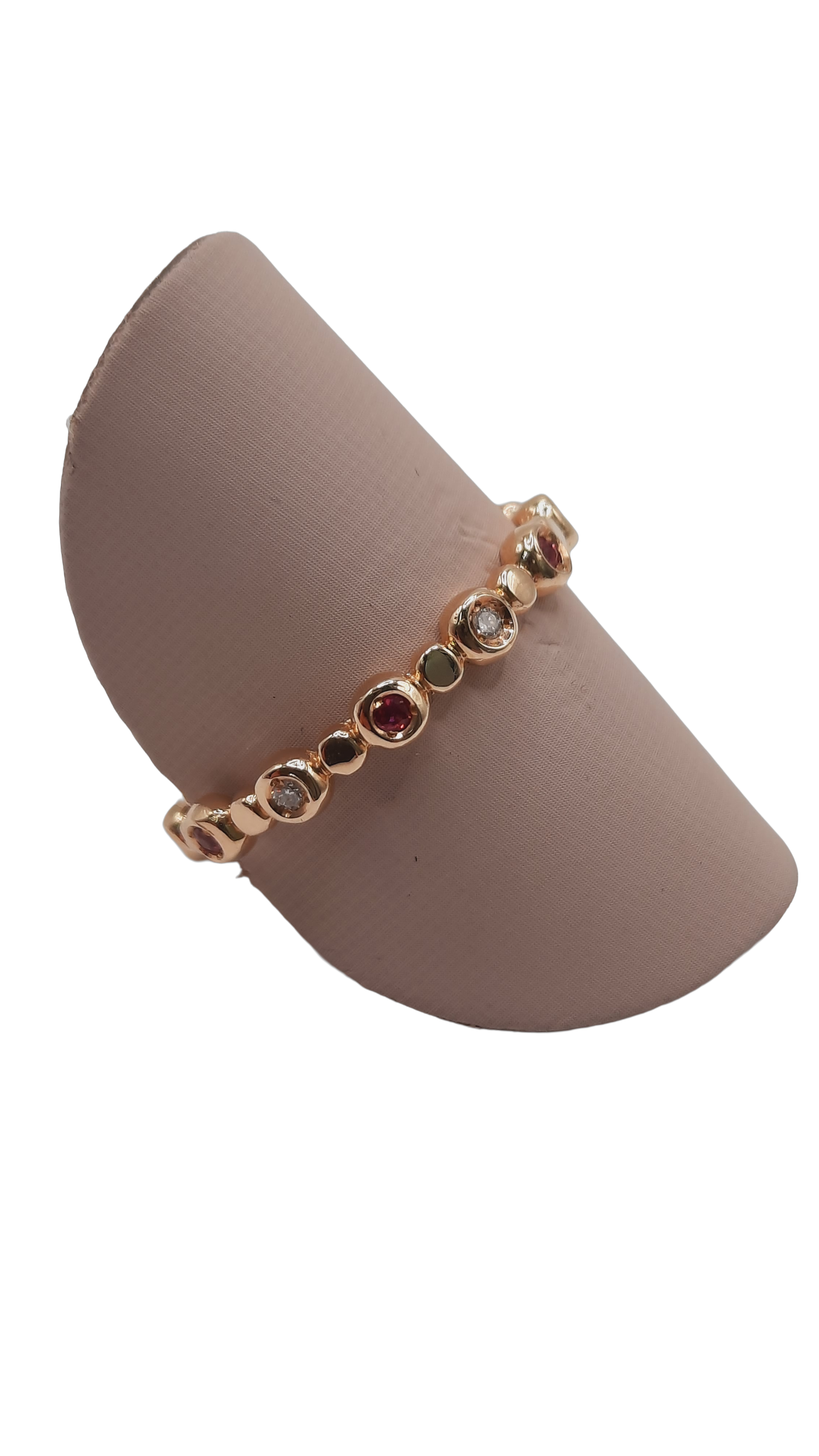 Deze prachtige 14k gouden ring (modelnummer 0002242) bevat zes briljant geslepen diamanten (SI1, kleur H) en een robijn. De ring is maat 56 en straalt luxe uit. Perfect om uw outfit te accentueren voor speciale gelegenheden of als dagelijks statement stuk. Combineer met andere gouden sieraden voor een elegante look.