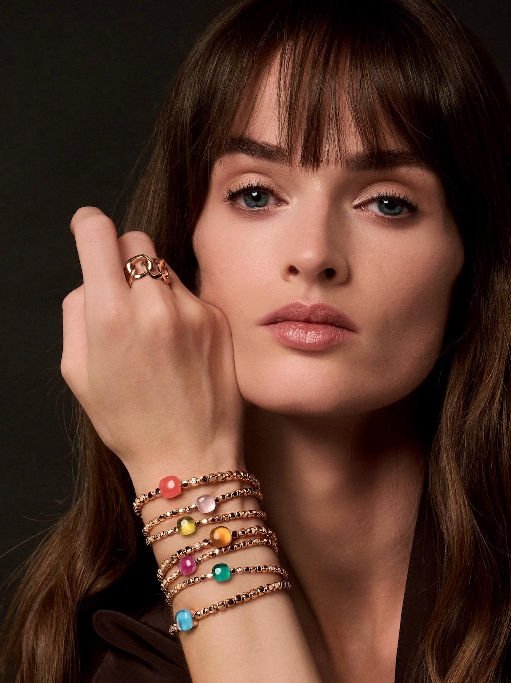 Stijlvol ros&eacute; gouden sieraad met een prachtige koraal steen. Elegant, warm en tijdloos.