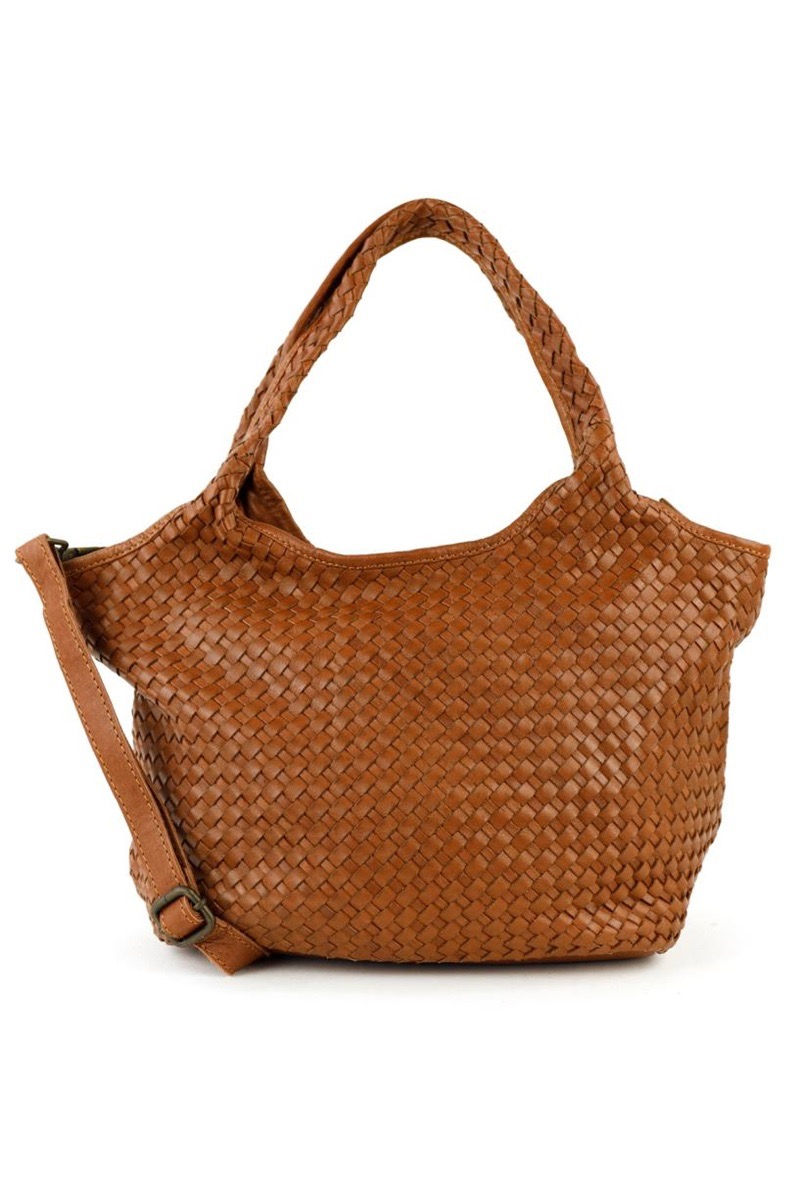 De Juli&euml;tte is een middelgrote tas met een stijlvolle, tijdloze uitstraling &ndash; perfect voor dagelijks gebruik. Dit model komt uit de Milano Justo-collectie en is vervaardigd van 100% echt runderleer. Dankzij de combinatie van korte handvaten en een lange, verstelbare schouderband wissel je moeiteloos tussen een elegante handtas en een comfortabele schoudertas.
Wat de Juli&euml;tte extra bijzonder maakt, is het prachtige handgevlochten patroon dat over de gehele tas en handvaten is verwerkt. De meegeleverde lange schouderband is glad afgewerkt, wat zorgt voor een mooi en stijlvol contrast.
Productspecificaties
Afmetingen: 24 x 26&ndash;39 x 16,5 cm (h x b x d)
Gewicht: ca. 500 gram
Materiaal: 100% echt runderleer
Design: Handgevlochten patroon
Sluiting: Hoofdvak afsluitbaar met rits
Binnenkant: Extra ritsvakje en twee steekvakjes
Handvaten: 2 stevige handvaten
Schouderband: Lange, afneem- en verstelbare schouderband (min. 80 cm &ndash; max. 150 cm)
Met de Juli&euml;tte kies je voor een combinatie van vakmanschap, functionaliteit en elegante uitstraling &ndash; een tas die elke outfit compleet maakt.