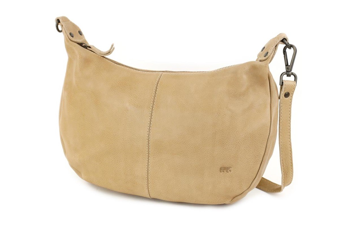 De Betty is een stijlvolle hobo bag, gemaakt van het prachtige Cow-Lavato leer. Dankzij het middelgrote formaat is deze tas ideaal voor dagelijks gebruik. Het soepele buidelmodel zorgt ervoor dat de tas mooi langs het lichaam valt en comfortabel draagt &ndash; perfect voor een casual, maar verzorgde look.
Het hoofdvak is afsluitbaar met een rits en biedt voldoende ruimte voor je dagelijkse essentials. Binnenin vind je een extra ritsvakje en twee steekvakjes voor kleinere items. Aan de achterkant bevindt zich nog een handig ritsvak voor spullen die je snel bij de hand wilt hebben. De lange schouderband is verstelbaar &eacute;n afneembaar, zodat je de tas kunt dragen zoals jij dat prettig vindt.
Productspecificaties
Afmetingen: 23 x 35 x 7 cm (h x b x d)
Gewicht: ca. 570 gram
Materiaal: 100% echt runderleer (Cow-Lavato)
Sluiting: Hoofdvak afsluitbaar met rits
Binnenkant: 1 extra ritsvakje en 2 steekvakjes
Achterkant: 1 ritsvak
Schouderband: Lang, verstelbaar en afneembaar
Een tijdloze en comfortabele tas die functionaliteit en stijl moeiteloos combineert.