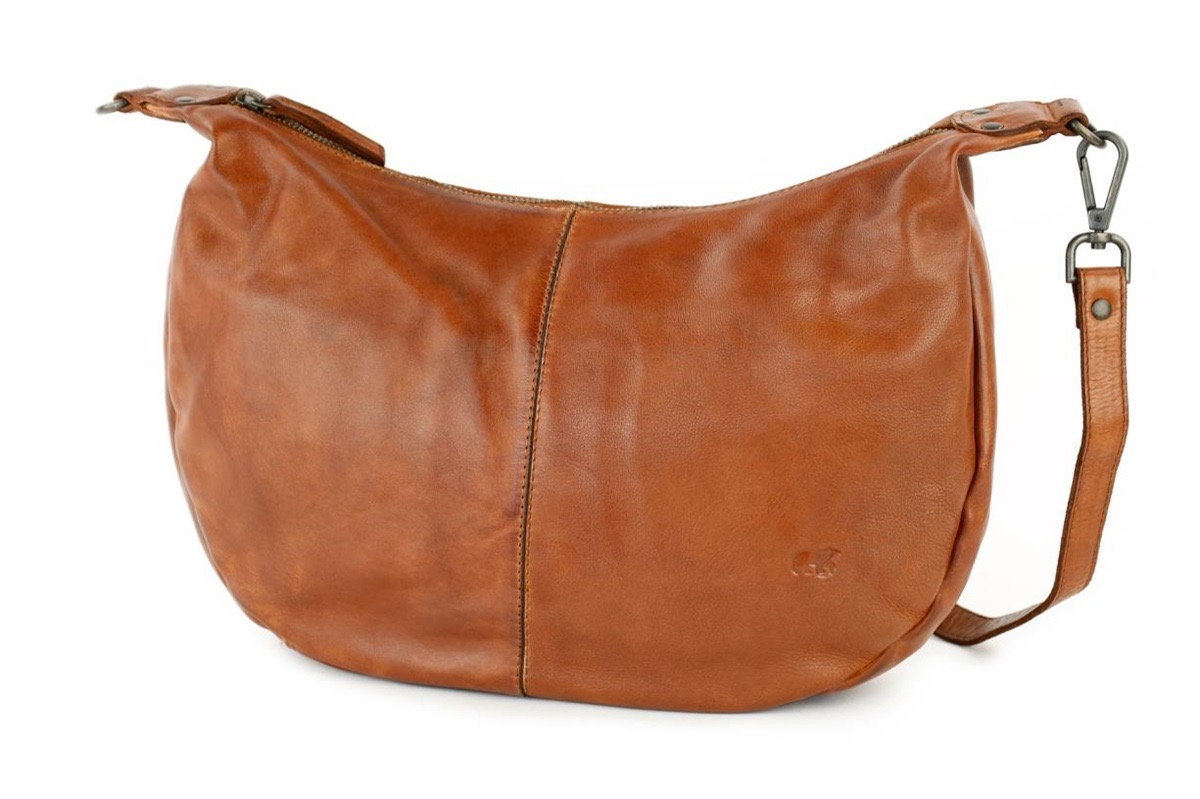 De Betty is een stijlvolle hobo bag, gemaakt van het prachtige Cow-Lavato leer. Dankzij het middelgrote formaat is deze tas ideaal voor dagelijks gebruik. Het soepele buidelmodel zorgt ervoor dat de tas mooi langs het lichaam valt en comfortabel draagt &ndash; perfect voor een casual, maar verzorgde look.
Het hoofdvak is afsluitbaar met een rits en biedt voldoende ruimte voor je dagelijkse essentials. Binnenin vind je een extra ritsvakje en twee steekvakjes voor kleinere items. Aan de achterkant bevindt zich nog een handig ritsvak voor spullen die je snel bij de hand wilt hebben. De lange schouderband is verstelbaar &eacute;n afneembaar, zodat je de tas kunt dragen zoals jij dat prettig vindt.
Productspecificaties
Afmetingen: 23 x 35 x 7 cm (h x b x d)
Gewicht: ca. 570 gram
Materiaal: 100% echt runderleer (Cow-Lavato)
Sluiting: Hoofdvak afsluitbaar met rits
Binnenkant: 1 extra ritsvakje en 2 steekvakjes
Achterkant: 1 ritsvak
Schouderband: Lang, verstelbaar en afneembaar
Een tijdloze en comfortabele tas die functionaliteit en stijl moeiteloos combineert.