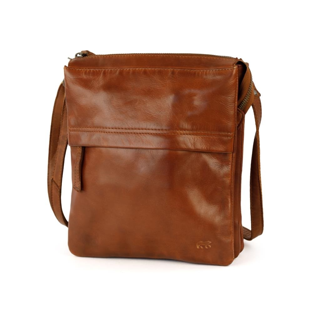 De schoudertas Joyce uit de Cow-Lavato collectie van BEAR is een middelgroot model waarin al je dagelijkse essentials moeiteloos passen. Dit tijdloze ontwerp is al ruim 25 jaar een vaste waarde binnen de BEAR-collectie. Dankzij de praktische 3-vaksindeling vervoer je jouw spullen overzichtelijk en georganiseerd.
De tas is volledig afsluitbaar met een rits aan de bovenzijde en beschikt over meerdere extra vakken, zodat je alles veilig en binnen handbereik kunt opbergen. De verstelbare schouderband zorgt ervoor dat je de tas comfortabel op de gewenste lengte draagt.
Productspecificaties
Afmetingen: 27 x 23 x 4 cm (l x b x d)
Gewicht: ca. 470 gram
Formaat: Middelgroot
Indeling:
3 vakken, volledig afsluitbaar met rits aan de bovenzijde
Extra ritsvak in de tas (17 cm)
Telefoonvakje in de tas (12 x 8 cm)
Voorvak met rits (20 cm)
Achtervak met rits (19 cm)
Schouderband: Verstelbaar, maximale lengte ca. 130 cm
Materiaal: Verkrijgbaar in Dark Nature en Cow-Lavato leder
Een klassieke, functionele tas met een tijdloze uitstraling &ndash; perfect voor dagelijks gebruik.