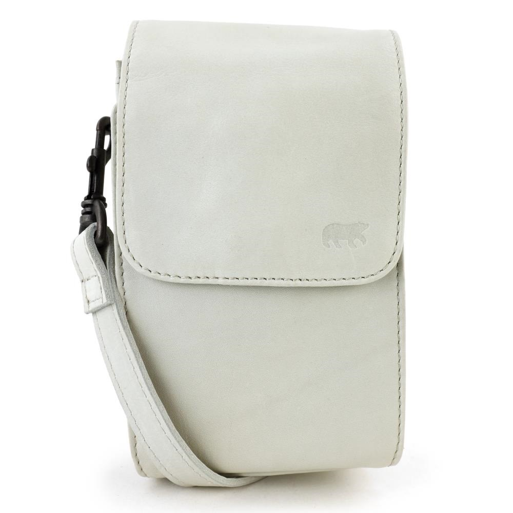 De Robbie zoals je hem al kent &ndash; maar dan n&oacute;g beter! Maak kennis met de Robbie 2.0: een vernieuwde versie met onder andere een verbeterd ritsvak, een kortere flap en een strakkere afwerking aan de zijkanten van de tas. Zo geniet je van n&oacute;g meer gebruiksgemak &eacute;n een nog mooiere uitstraling.
De Robbie 2.0 is een compact schoudertasje, gemaakt van soepel Callisto-Pelle runderleer van BEAR. Je draagt hem comfortabel over &eacute;&eacute;n schouder of crossbody. Dankzij het praktische formaat neem je eenvoudig je telefoon, portemonnee en andere essentials mee.
Het hoofdvak is afsluitbaar met een flap en magnetische drukknoop en beschikt over een tussenschot met ritsvakje voor extra overzicht. Daarnaast is de tas voorzien van meerdere opbergmogelijkheden, waaronder pasjesvakken en extra ritsvakken. Extra handig: je kunt dit tasje ook aan je broekriem dragen.
Productspecificaties
Afmetingen: 20 x 12 x 6 cm (h x b x d)
Gewicht: ca. 390 gram
Materiaal: Echt runderleer (Callisto-Pelle)
Indeling:
Hoofdvak afsluitbaar met flap en magnetische drukknoop
Hoofdvak met tussenschot en ritsvakje
Voorvak met magneetsluiting en 9 pasjesvakken
Steekvak aan de voorkant
Verticaal ritsvak aan de achterkant
Schouderband: Verstelbaar en afneembaar (max. ca. 140 cm)
Extra: Mogelijkheid om het tasje aan de broekriem te dragen
Een compacte, stoere en veelzijdige tas &ndash; perfect voor dagelijks gebruik &eacute;n onderweg.