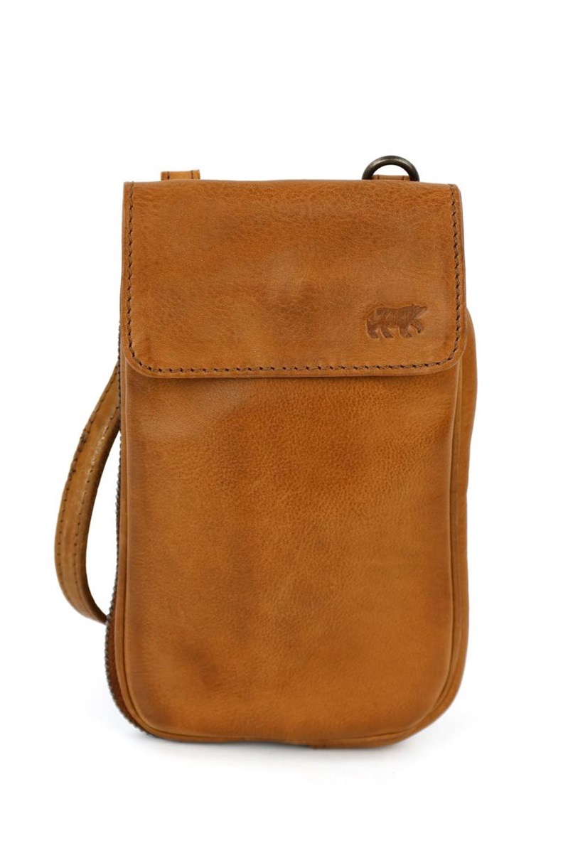 Telefoontasje Romee uit de Callisto-Pelle collectie is het perfecte compacte tasje voor een wandeling, een dagje of avondje uit en nog veel meer. Ondanks het slanke formaat biedt de Romee voldoende ruimte voor je telefoon, sleutels, een klein portemonneetje of bril. Niet voor niets is dit model een favoriet bij zowel dames als heren.
Misschien komt het model je bekend voor: de Romee is namelijk de vernieuwde en grotere versie van bestseller &lsquo;Ahana&rsquo;. Met extra ruimte en een praktische indeling is dit een ideale upgrade.
Het hoofd- of telefoonvak is afsluitbaar met een dubbele drukknoop, zodat je telefoon veilig opgeborgen is. Aan de achterzijde bevindt zich een ritsvak met extra opbergmogelijkheden, waaronder pasjesvakken.
Productspecificaties
Afmetingen: 20,5 x 12 x 2,5 cm (h x b x d)
Gewicht: ca. 230 gram
Materiaal: 100% echt runderleer (Callisto-Pelle)
Indeling:
Hoofd-/telefoonvak afsluitbaar met dubbele drukknoop
Afmetingen hoofdvak: 18 x 10 cm (h x b)
Ritsvak aan de achterzijde
3 pasjesvakken
Ritsvakje van 11 cm (b)
Schouderband: Afneembaar en verstelbaar
Maximale lengte: ca. 120 cm
Breedte: 1,2 cm
Kleuren: Verkrijgbaar in verschillende kleuren
Een stijlvol, lichtgewicht en praktisch tasje dat je overal mee naartoe neemt.