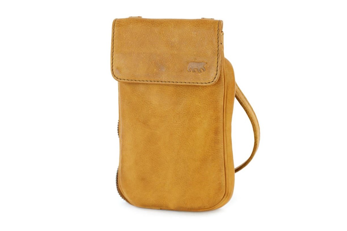 Telefoontasje Romee uit de Callisto-Pelle collectie is het perfecte compacte tasje voor een wandeling, een dagje of avondje uit en nog veel meer. Ondanks het slanke formaat biedt de Romee voldoende ruimte voor je telefoon, sleutels, een klein portemonneetje of bril. Niet voor niets is dit model een favoriet bij zowel dames als heren.
Misschien komt het model je bekend voor: de Romee is namelijk de vernieuwde en grotere versie van bestseller &lsquo;Ahana&rsquo;. Met extra ruimte en een praktische indeling is dit een ideale upgrade.
Het hoofd- of telefoonvak is afsluitbaar met een dubbele drukknoop, zodat je telefoon veilig opgeborgen is. Aan de achterzijde bevindt zich een ritsvak met extra opbergmogelijkheden, waaronder pasjesvakken.
Productspecificaties
Afmetingen: 20,5 x 12 x 2,5 cm (h x b x d)
Gewicht: ca. 230 gram
Materiaal: 100% echt runderleer (Callisto-Pelle)
Indeling:
Hoofd-/telefoonvak afsluitbaar met dubbele drukknoop
Afmetingen hoofdvak: 18 x 10 cm (h x b)
Ritsvak aan de achterzijde
3 pasjesvakken
Ritsvakje van 11 cm (b)
Schouderband: Afneembaar en verstelbaar
Maximale lengte: ca. 120 cm
Breedte: 1,2 cm
Kleuren: Verkrijgbaar in verschillende kleuren
Een stijlvol, lichtgewicht en praktisch tasje dat je overal mee naartoe neemt.