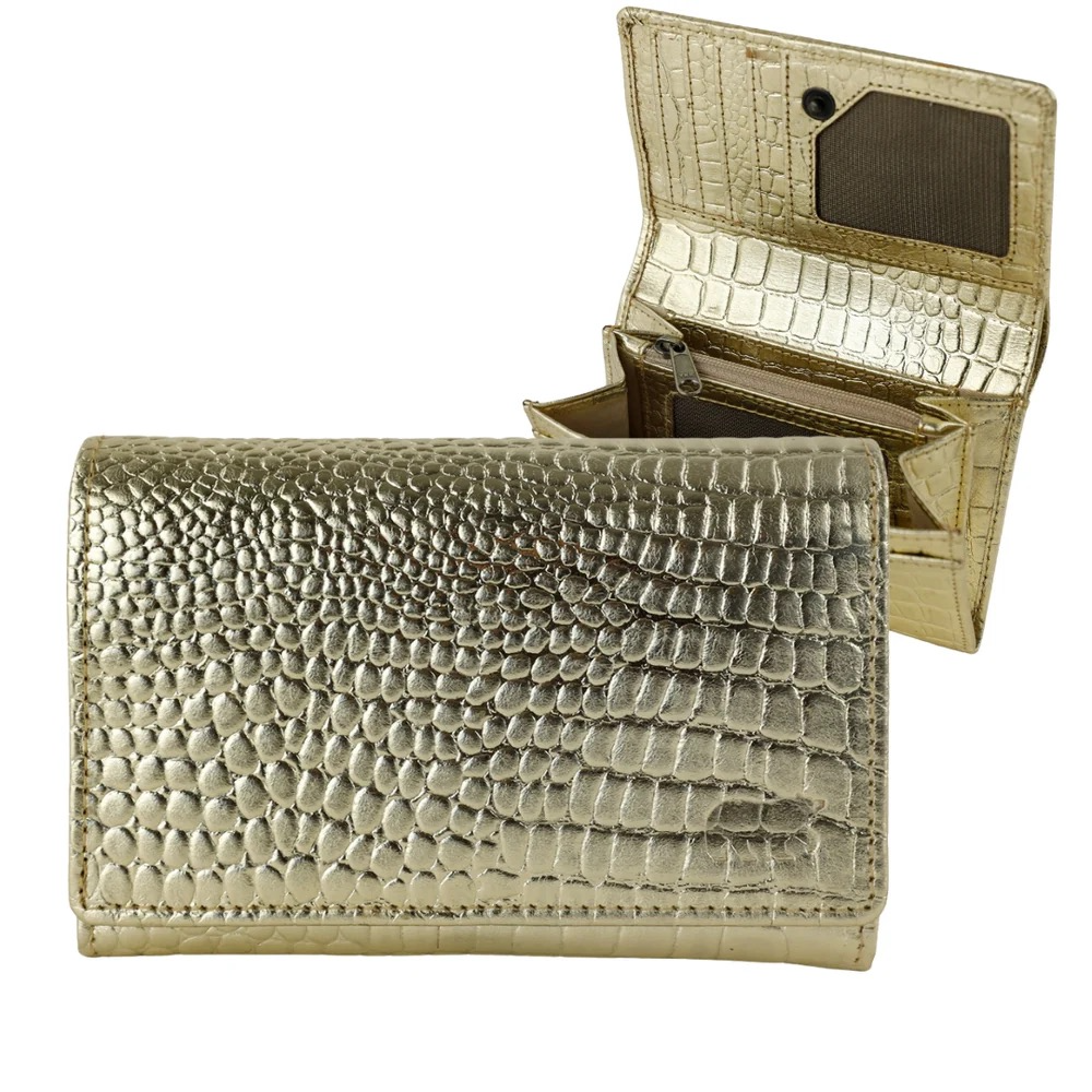 Portemonnee Sweety is nu ook verkrijgbaar in deze prachtige metallic crocoprint uit de Callisto-Pelle collectie. Een stijlvolle eyecatcher met een luxe uitstraling, gecombineerd met de praktische indeling die je van Sweety gewend bent.
Deze portemonnee biedt volop ruimte voor al jouw pasjes, briefgeld en muntgeld. Dankzij de ge&iuml;ntegreerde RFID-bescherming zijn je pasjes bovendien beschermd tegen ongewenst uitlezen. De combinatie van meerdere vakken en twee drukknoopsluitingen zorgt ervoor dat alles veilig &eacute;n overzichtelijk opgeborgen blijft.
Productspecificaties
Afmetingen: 9 x 14 x 2,5 cm (h x b x d)
RFID-bescherming: Ja
Materiaal: Leder met metallic crocoprint (Callisto-Pelle)
Indeling:
11 pasjesvakken
1 ritsvak in de portemonnee
1 ritsvak aan de achterkant
Ruim vak voor briefgeld
4 extra opbergvakken
2 drukknoopsluitingen
Kleuren: Verkrijgbaar in veel verschillende kleuren
Een compacte, complete en opvallende portemonnee die functionaliteit en fashion perfect combineert.