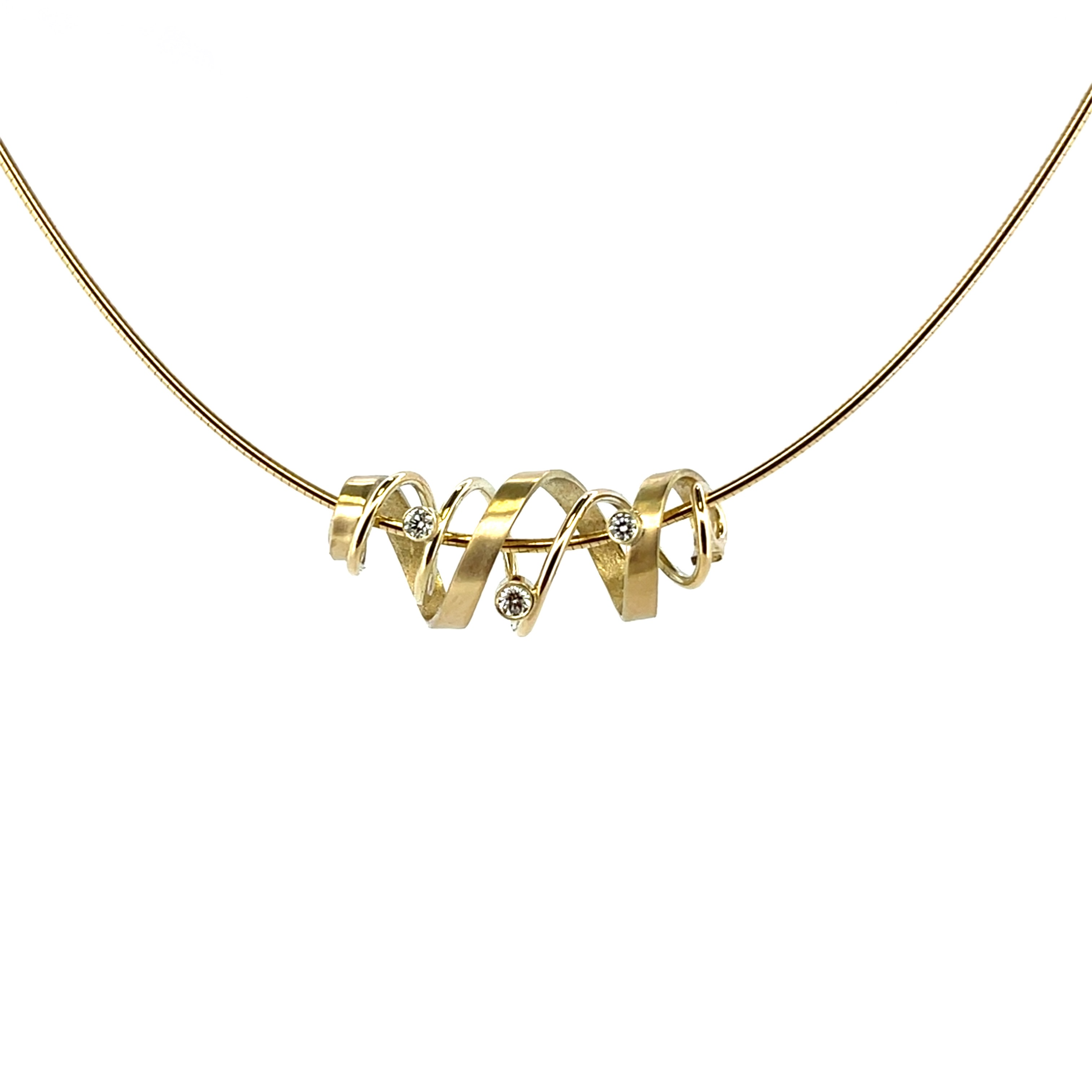 Gematteerd goud met een glanzende draad.
Sierlijke verfijnde draden laten deze ontwerpen voor zichzelf spreken. De twee banen van goud vormen samen een prachtig en open geheel. Met een letterlijke twist zijn deze sieraden goed draagbaar en makkelijk te combineren. Een energieke twist van sierlijkheid die jou laat stralen. Elk sieraad wordt met de hand gemaakt in ons eigen atelier en ontstaat spontaan op gevoel. Jouw Twist is dus altijd uniek.

Maak een afspraak en kom deze sierlijke hanger eens passen! Of bestel haar gelijk, dan sturen we deze mooi verpakt naar je toe. 