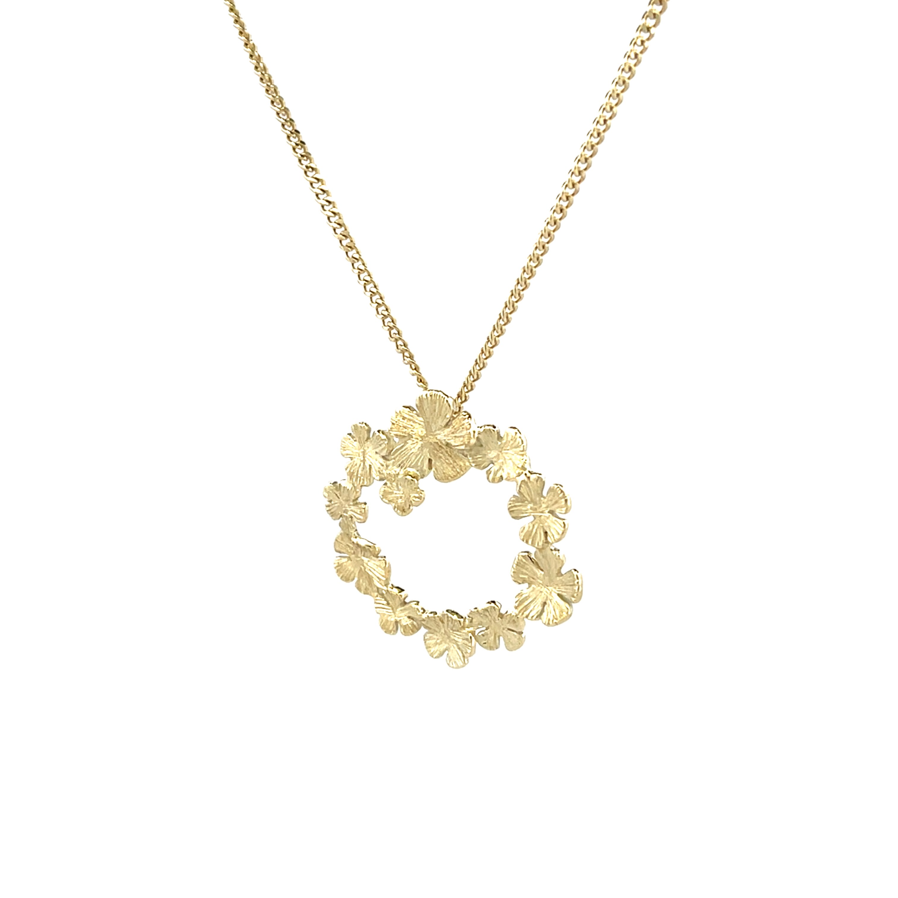 Bijzondere hanger uit een hele collectie speciaal ontworpen sieraden met vergeet-me-nietjes. Een klein vergeet-mij-nietje heeft een sterke symbolische waarde. De bloem staat voor trouw en oneindige liefde. Met het dragen of geven van deze gouden of zilveren sieraden geeft u een extra betekenis aan uw liefde.

Deze hanger wordt los verkocht of wil je er een bijpassende ketting van goud bij bestellen?

Maak een afspraak en kom deze hanger passen! Of bestel haar gelijk, dan sturen we deze mooi verpakt naar je toe.