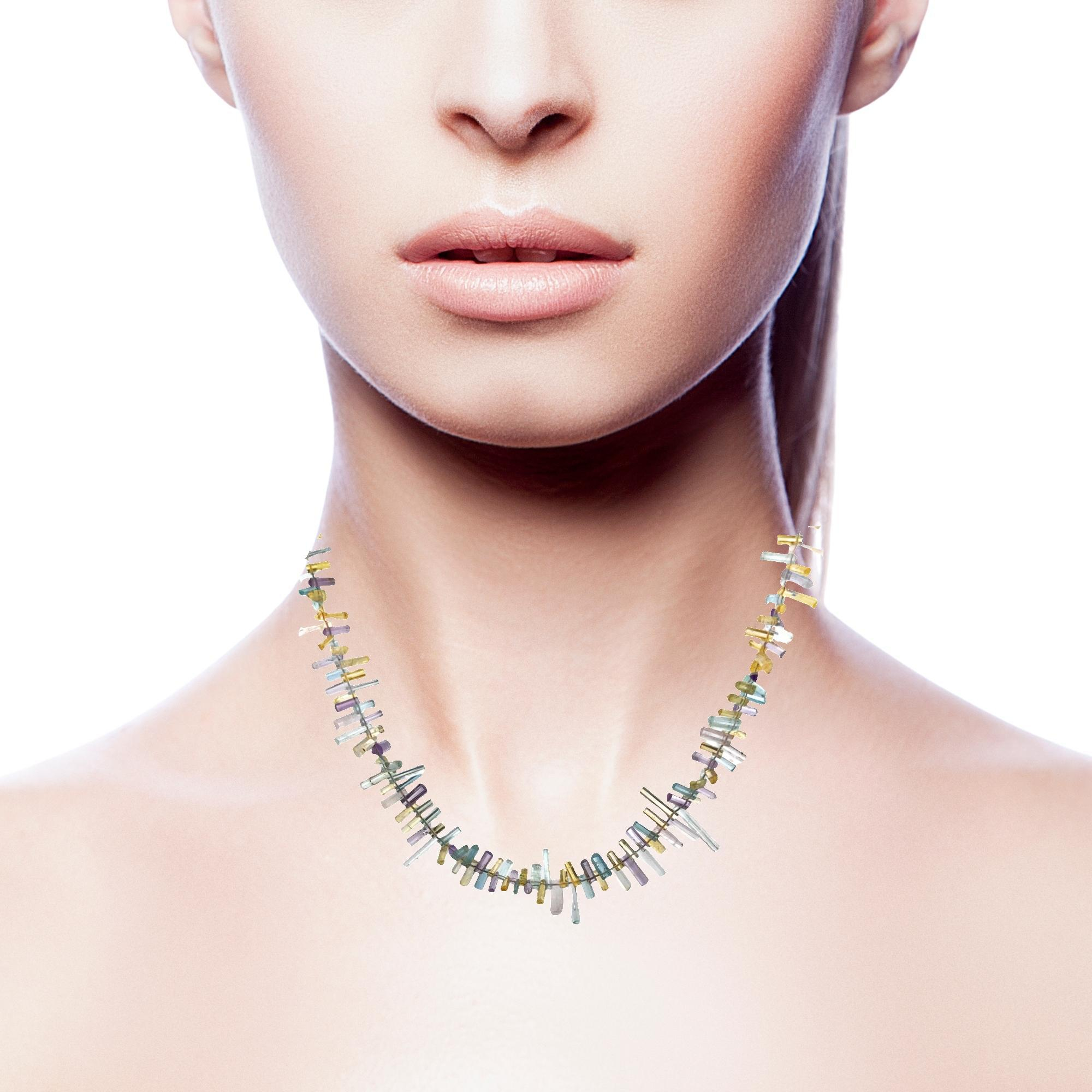 Steinkette (Aquamarin, Beryll, Amethyst) gefertigt mit einer Rotgold 750 Sicherheits-Haken-Schlie&szlig;e.


L&auml;nge ca. 44 cm

Gefertigt im Atelier Kissner
Design: Carsten Kissner