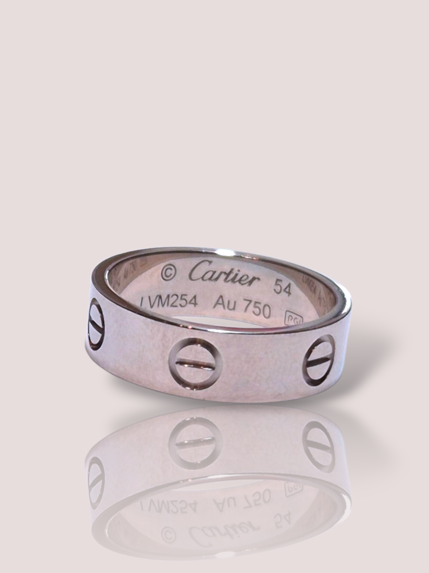 De Vintage 18k witgouden Cartier Love Ring is een opvallend JUWEEL van het type RING. Deze tijdloze ring combineert elegantie en luxe, perfect voor elke gelegenheid. Draag hem solo voor subtiele verfijning of in combinatie met andere ringen voor een gelaagde look. Een must-have voor liefhebbers van verfijnde sieraden. De ring is een maat 54.