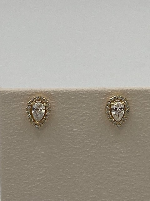 Swing Jewels presenteert de Gouden Oorknoppen, model SWLABE0029-Y, met een elegant ontwerp in geelgoud. Ideaal voor dagelijks gebruik of speciale gelegenheden, voegen deze elegante oorbellen een verfijnde touch toe aan elke outfit. Draag ze alleen voor een subtiele look of combineer met andere sieraden voor een stijlvolle uitstraling. Perfect voor dames die houden van tijdloze elegantie.