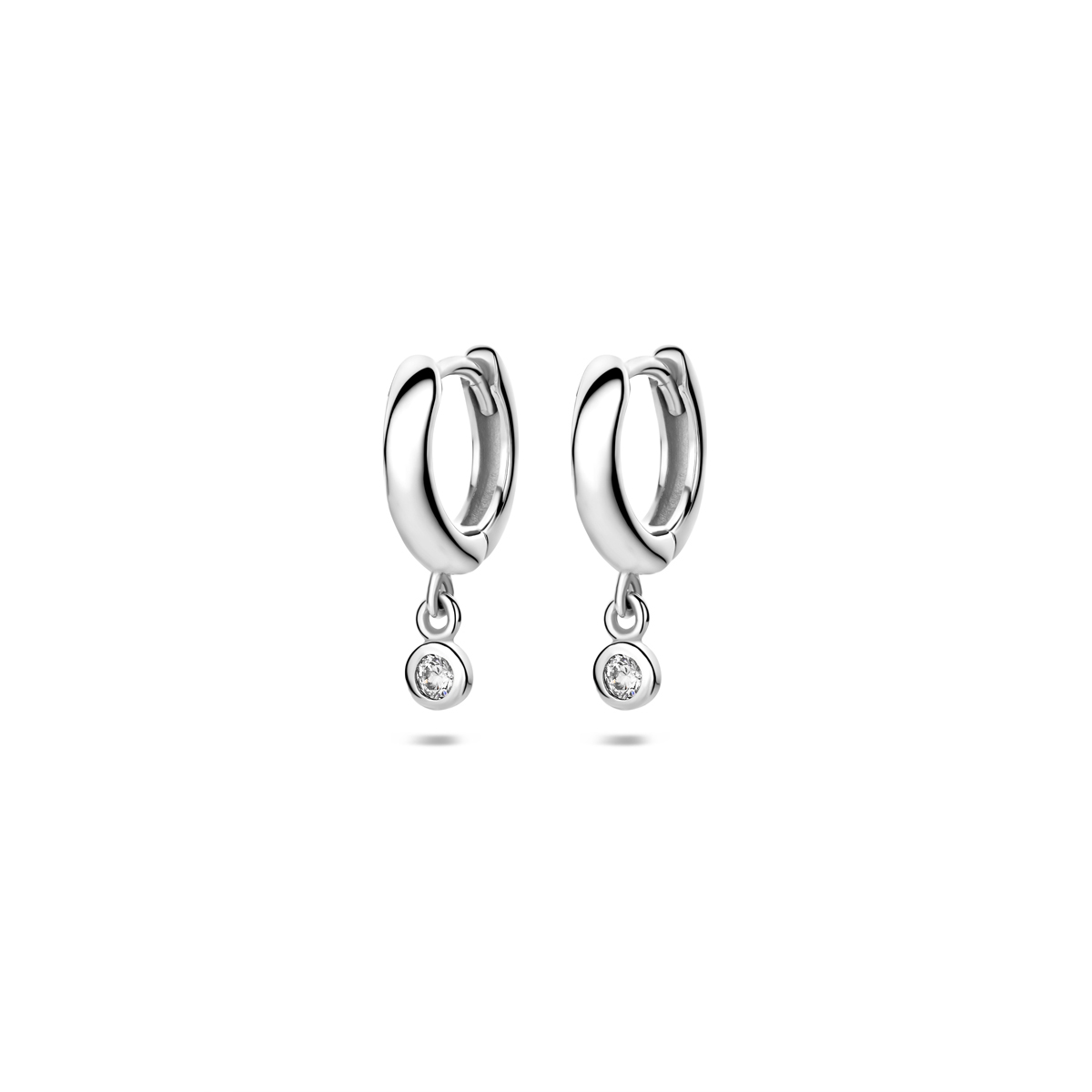 Gerhodineerd zilveren klapoorringen met een witte zirkonia. De klapoorringen hebben een totale hoogte van 15mm.