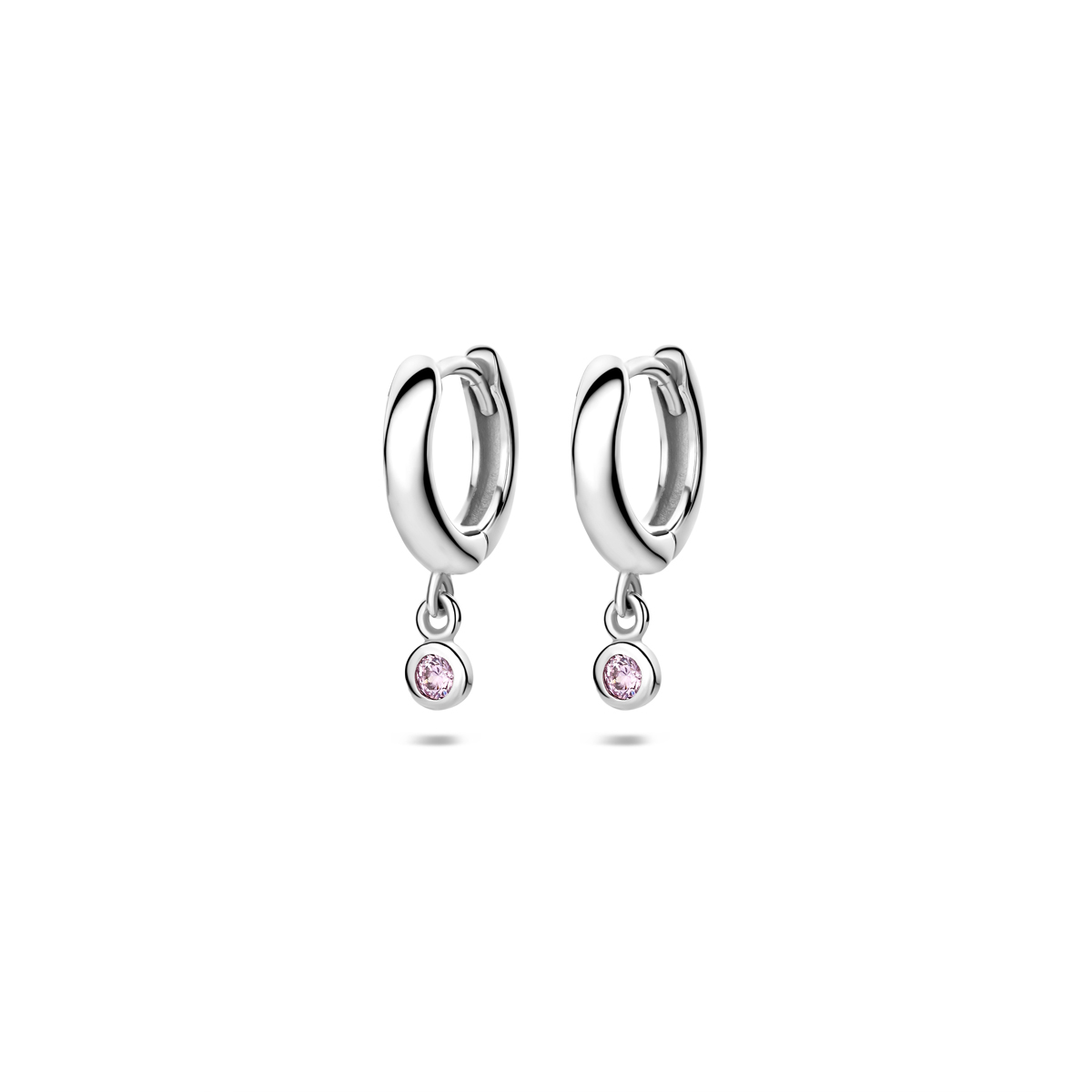 Gerhodineerd zilveren klapoorringen met een roze zirkonia. De klapoorringen hebben een totale hoogte van 15mm.
