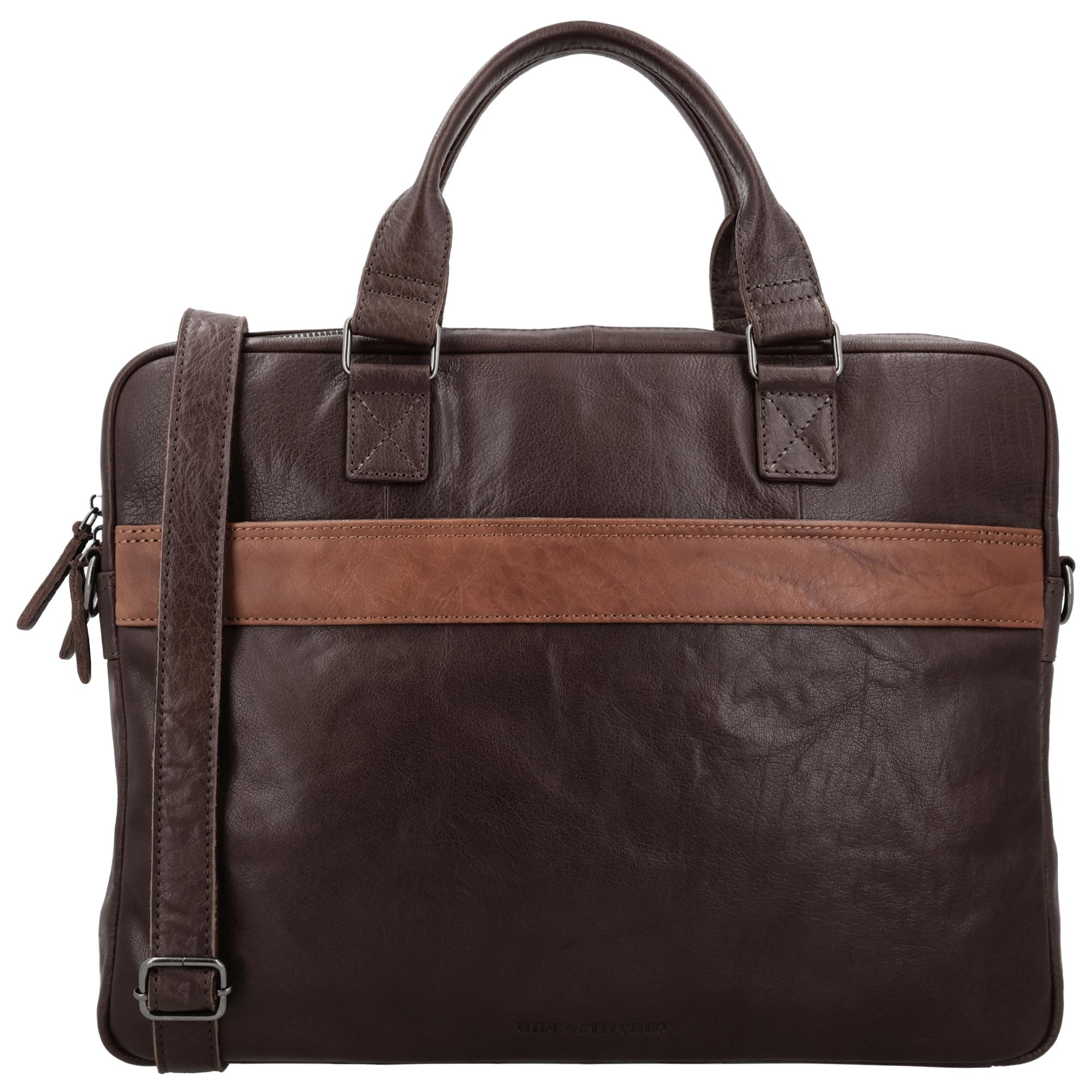 De Hide & Stitches Donau laptoptas is een stijlvolle en functionele tas, gemaakt van hoogwaardig leer. Ontworpen voor laptops tot 15,6 inch combineert deze tas een elegante uitstraling met slimme indeling.

De tas beschikt over twee hoofdritsvakken: &eacute;&eacute;n met een gevoerd laptopvak en &eacute;&eacute;n met diverse praktische opbergmogelijkheden, waaronder een telefoonvak, vier pasjesvakken en drie pennenvakken. Aan de achterkant bevindt zich een extra ritsvak, en dankzij de slimme bevestigingsband schuif je de tas eenvoudig over de trekstang van je koffer.

De Donau laptoptas heeft dubbele leren handvatten en wordt geleverd met een verstelbare, afneembare schouderband voor optimaal draagcomfort.

Kenmerken:


Geschikt voor laptops tot 15,6 inch

Twee hoofdritsvakken, waarvan &eacute;&eacute;n met gevoerd laptopvak

Binnenkant met telefoonvak, vier pasjesvakken en drie pennenvakken

Achterkant met extra ritsvak en trolleyband om over je koffer te schuiven

Dubbele leren handvatten

Verstelbare en afneembare schouderband

Gemaakt van leer