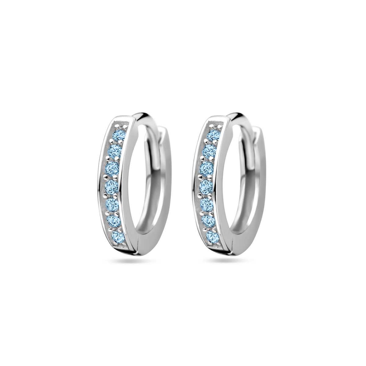Gerhodineerd 925 zilveren klapoorringen uitgevoerd met een schitterende aqua blauwe zirkonia rij. De oorringen hebben een diameter van 9mm en een dikte van 2mm.