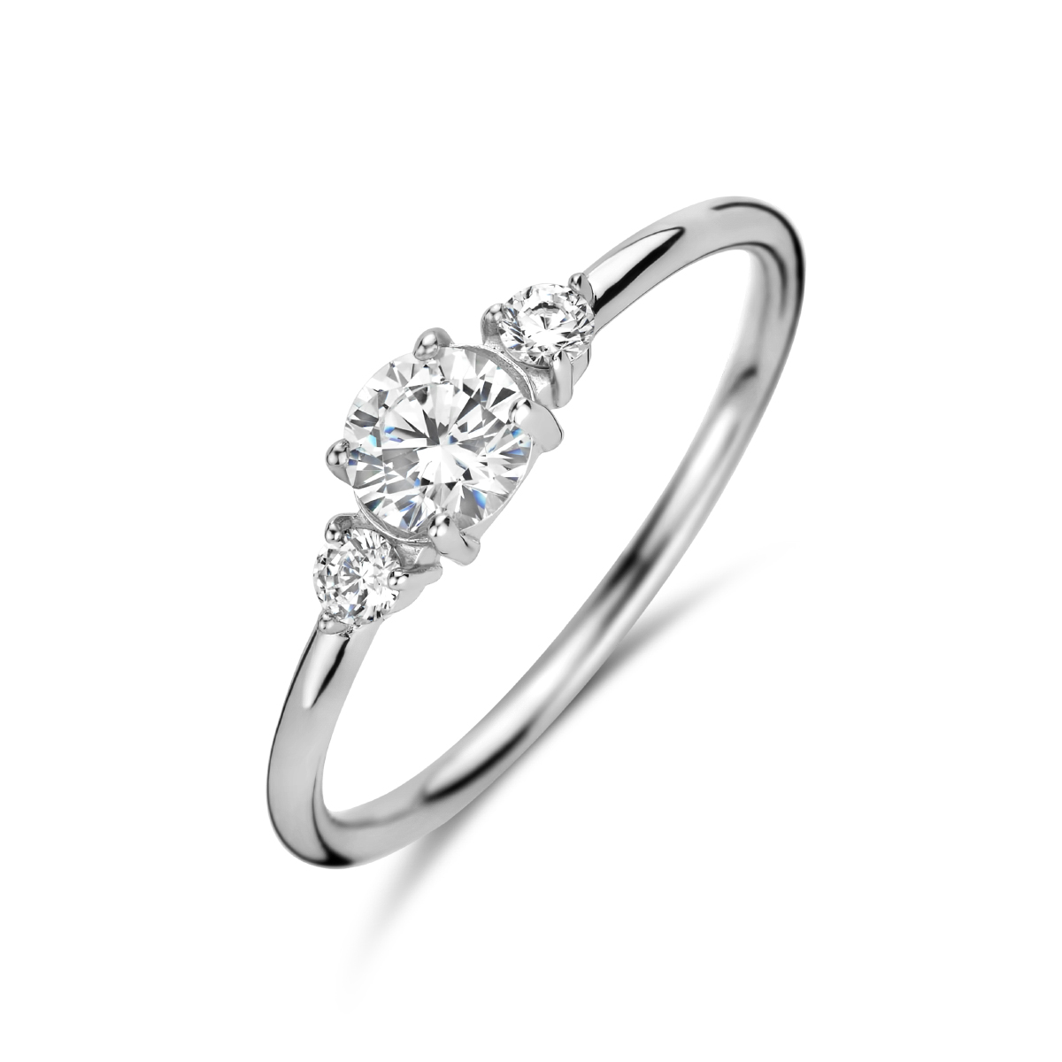 Gerhodineerd 925 zilveren ring met zirkonia. De ring heeft een breedte van 5mm.