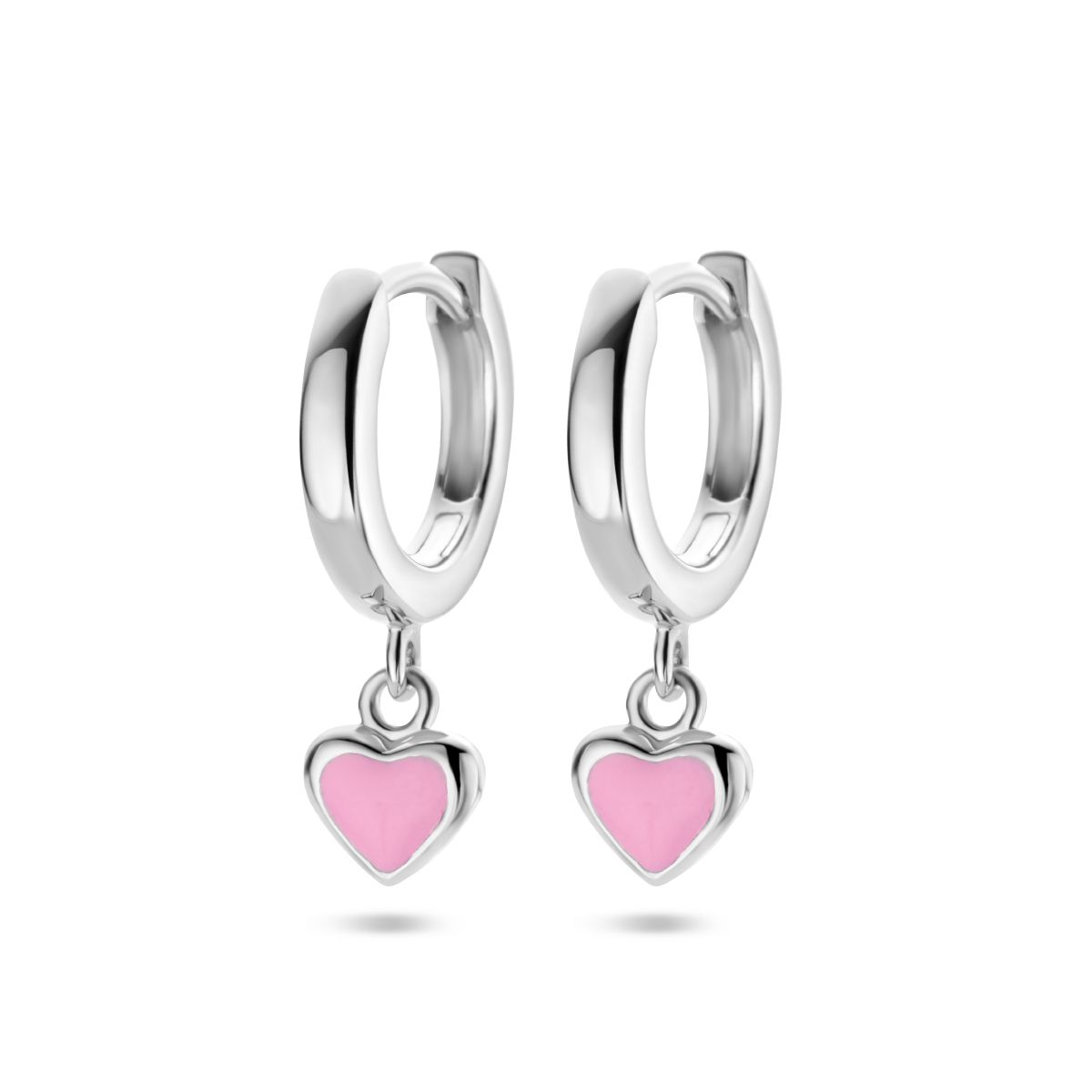 Gerhodineerd 925 zilveren klapoorringen met een diameter van 11mm. De oorringen zijn uitgevoerd met een hartje van 4.5x5mm.