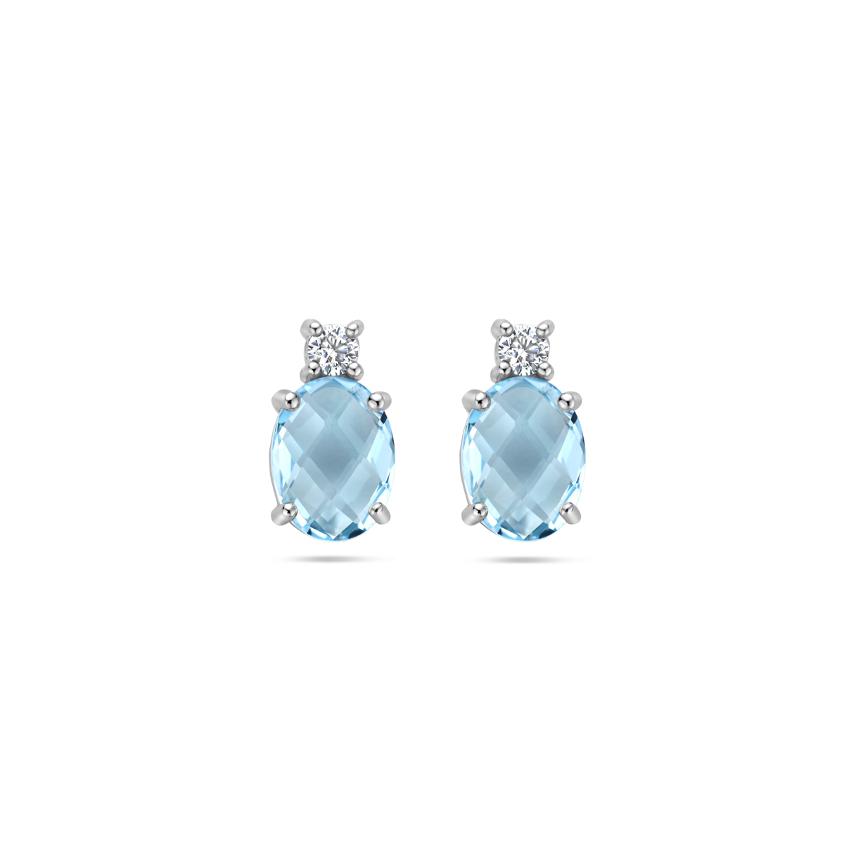 Gerhodineerd 925 zilveren oorknoppen uitgevoerd met blauw topaas en zirkonia. De oorknoppen hebben een afmeting van 10.5x6mm.