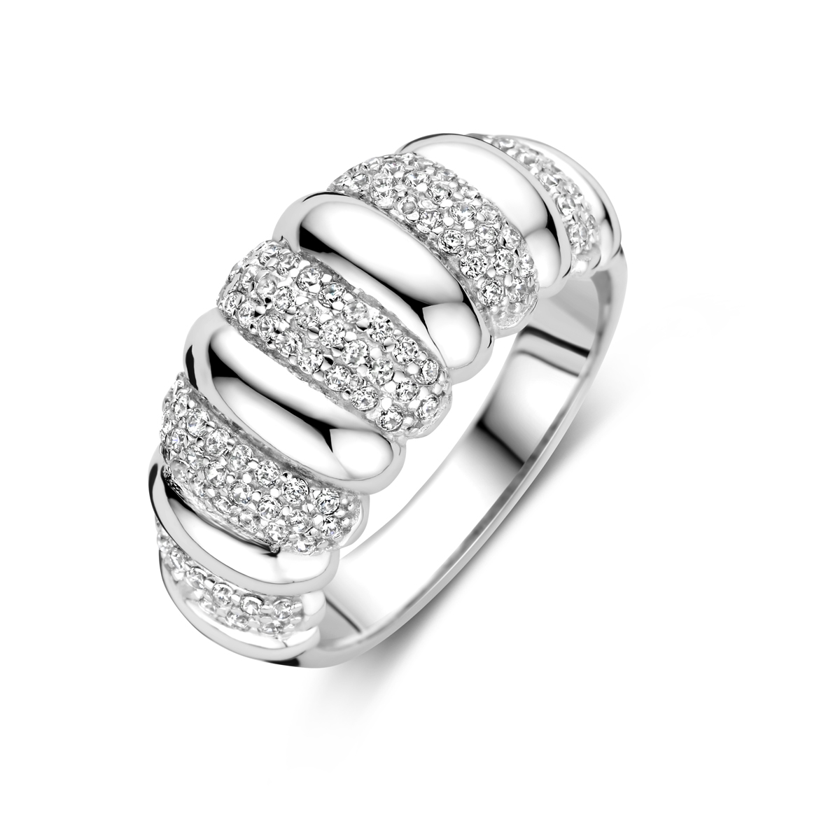 Gerhodineerd 925 zilveren ring uitgevoerd met zirkonia. De ring heeft een breedte van 10mm.