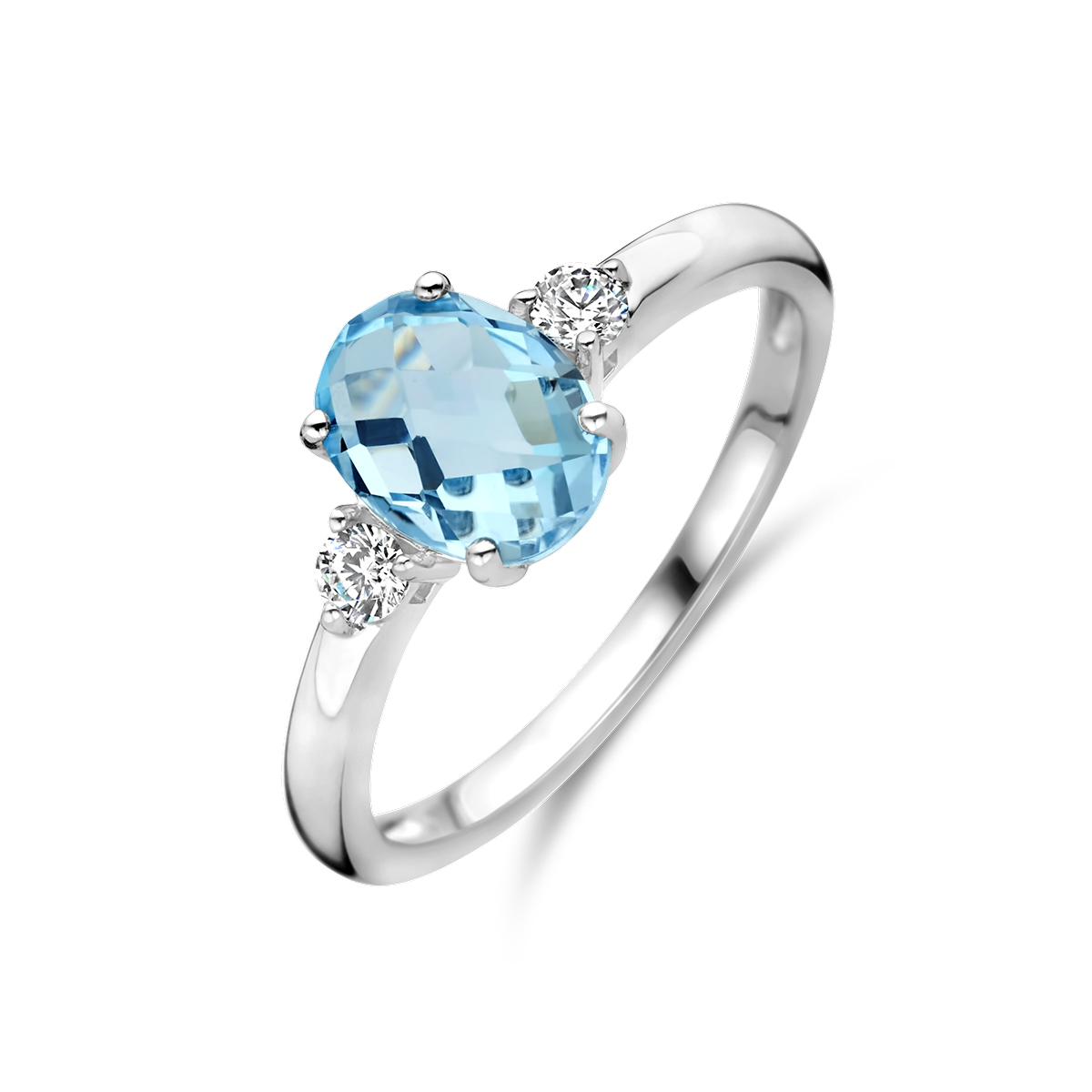 Gerhodineerd 925 zilveren ring uitgevoerd met blauw topaas en zirkonia. De topaas heeft een afmeting van 8x6mm en de zirkonia van 2.5mm.
