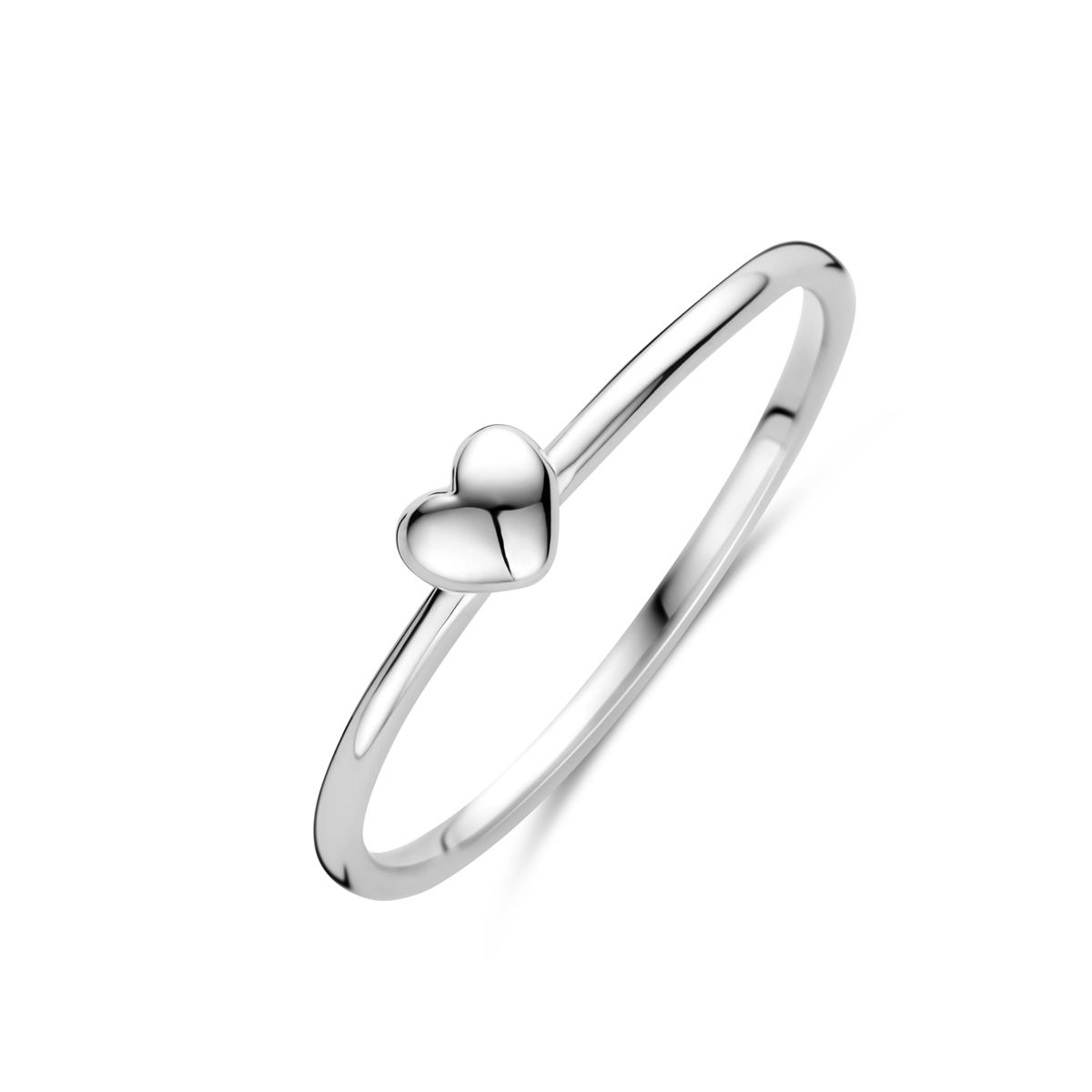 Gerhodineerd 925 zilveren ring uitgevoerd met een hartje. De ring heeft een breedte van 3.5mm.