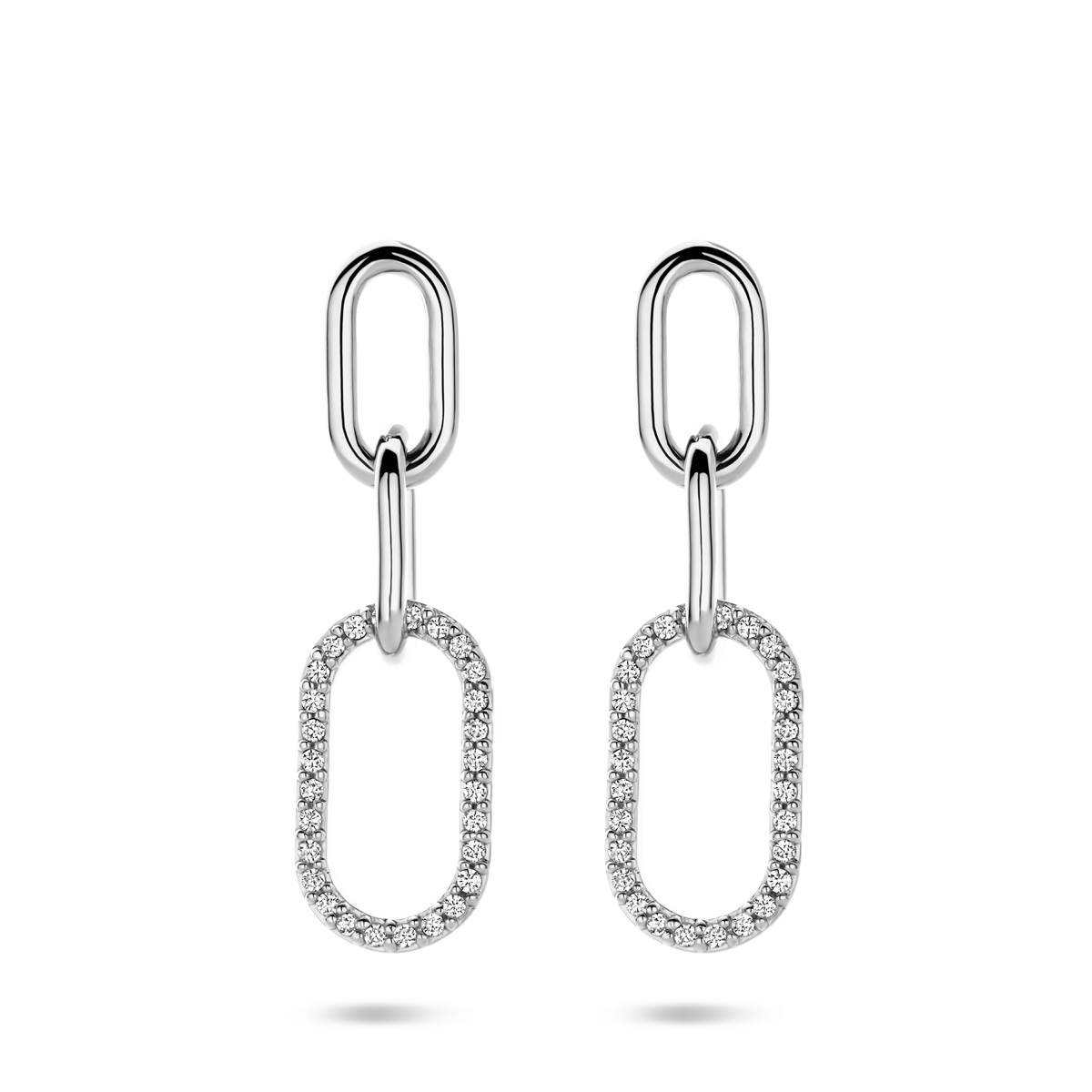 Gerodineerde 925 zilveren oorhangers met met ovale schakels, waarvan de onderste ovale schakel bezet is met zirkonia. De oorhangers hebben een totale hoogte van 30mm.